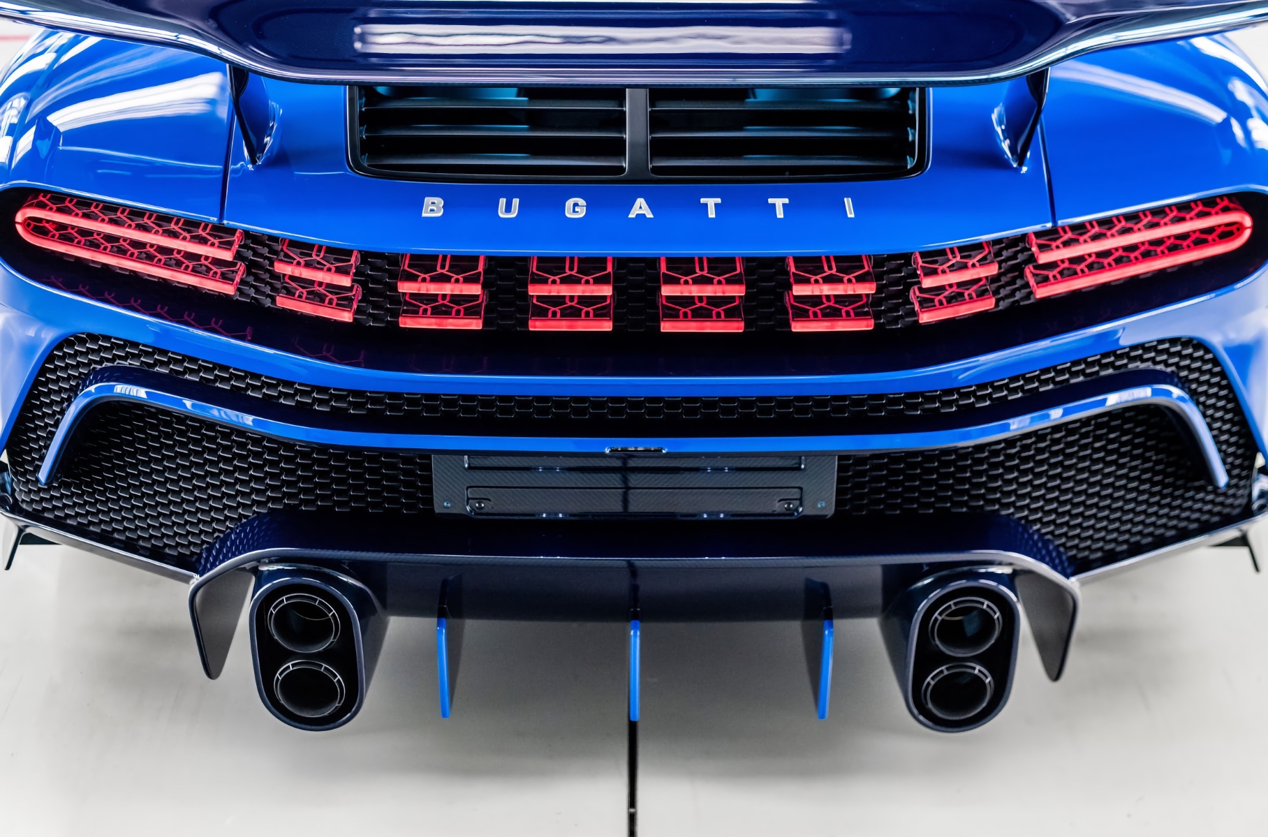 Bugatti показала первый клиентский экземпляр гиперкара Centodieci