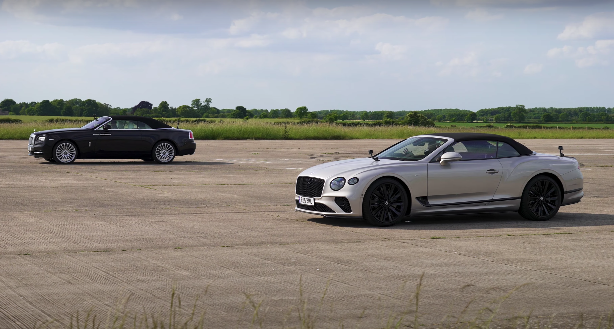 Кабриолеты Bentley и Rolls-Royce сравнили в гонке по прямой