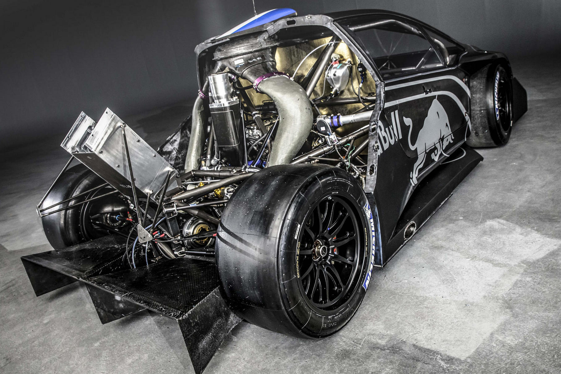 Прототип Peugeot 208 T16, за рулём которого девятикратный чемпион мира по ралли Себастьен Лёб в 2013 году поставил рекорд «Пайкс-Пика». Француз [проехал](https://motor.ru/articles/recordrun.htm) 20-километровую дистанцию за 8 минут 13,878 секунды