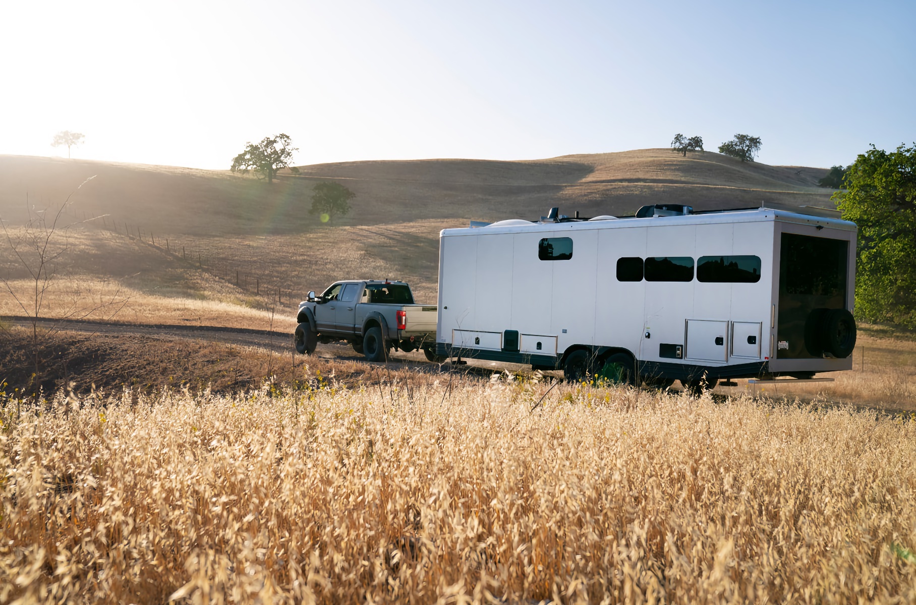 Living Vehicle Travel Trailer: дом на колёсах с «бесконечным»  электричеством и водой — Motor