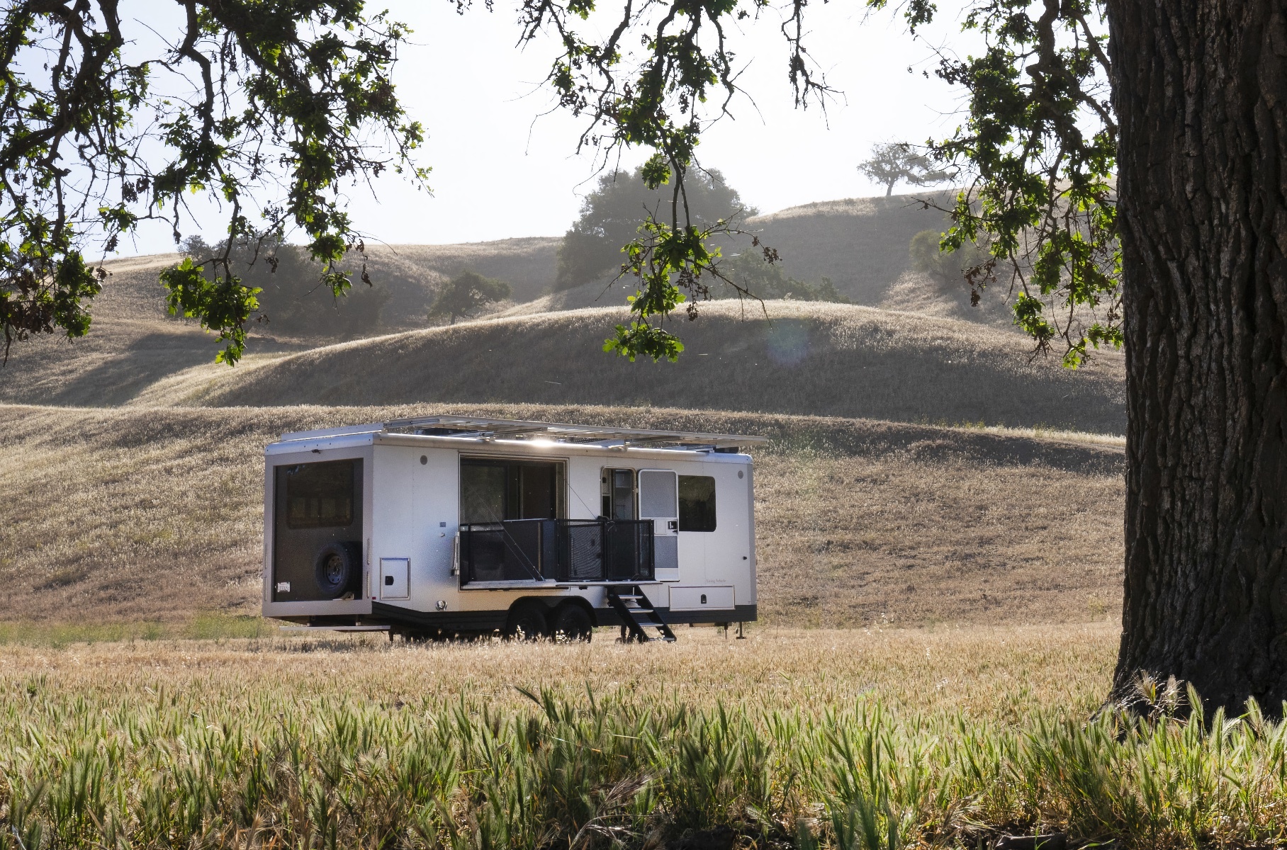 Living Vehicle Travel Trailer: дом на колёсах с «бесконечным»  электричеством и водой — Motor