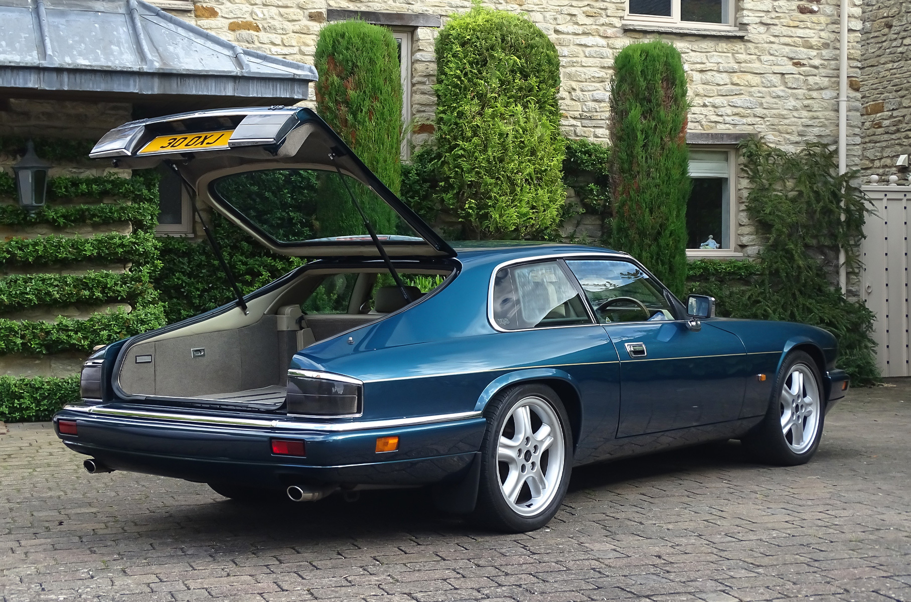 Мастерская James Sidwell Classic Cars создала новые детали кузова, стоп-сигнал и задние фонари. Колёса взяты у XJR, а овальные патрубки выхлопа — у исполнения Celebration, разработанного к 60-летию Jaguar. Пробег на момент продажи составлял чуть менее 190 тысяч километров.
