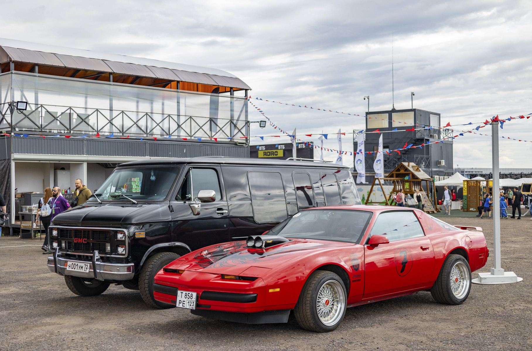 Мероприятие задумывалось как культурно-развлекательное. То есть сами гонки хотя и были основной частью программы, но спортивные результаты прохождения четверти мили при этом были не так важны. Акцент делался на общение единомышленников, азартное соперничество на трассе ради фана и приобщение посетителей к автомобильной культуре.