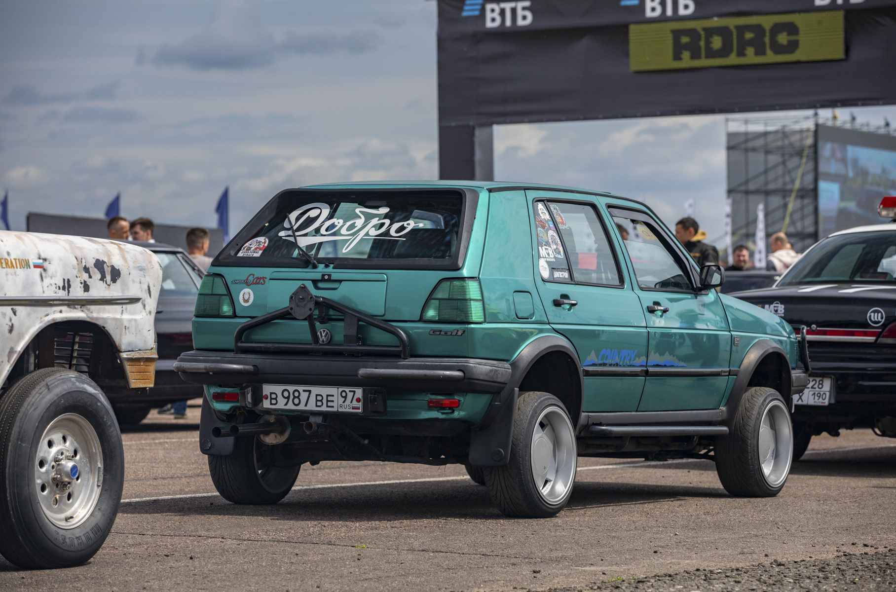 Это заводская весьма редкая версия — полноприводный хэтчбек с увеличенным дорожным просветом. Выпускалась она всего полтора года, с 1990-го по 1991-й.