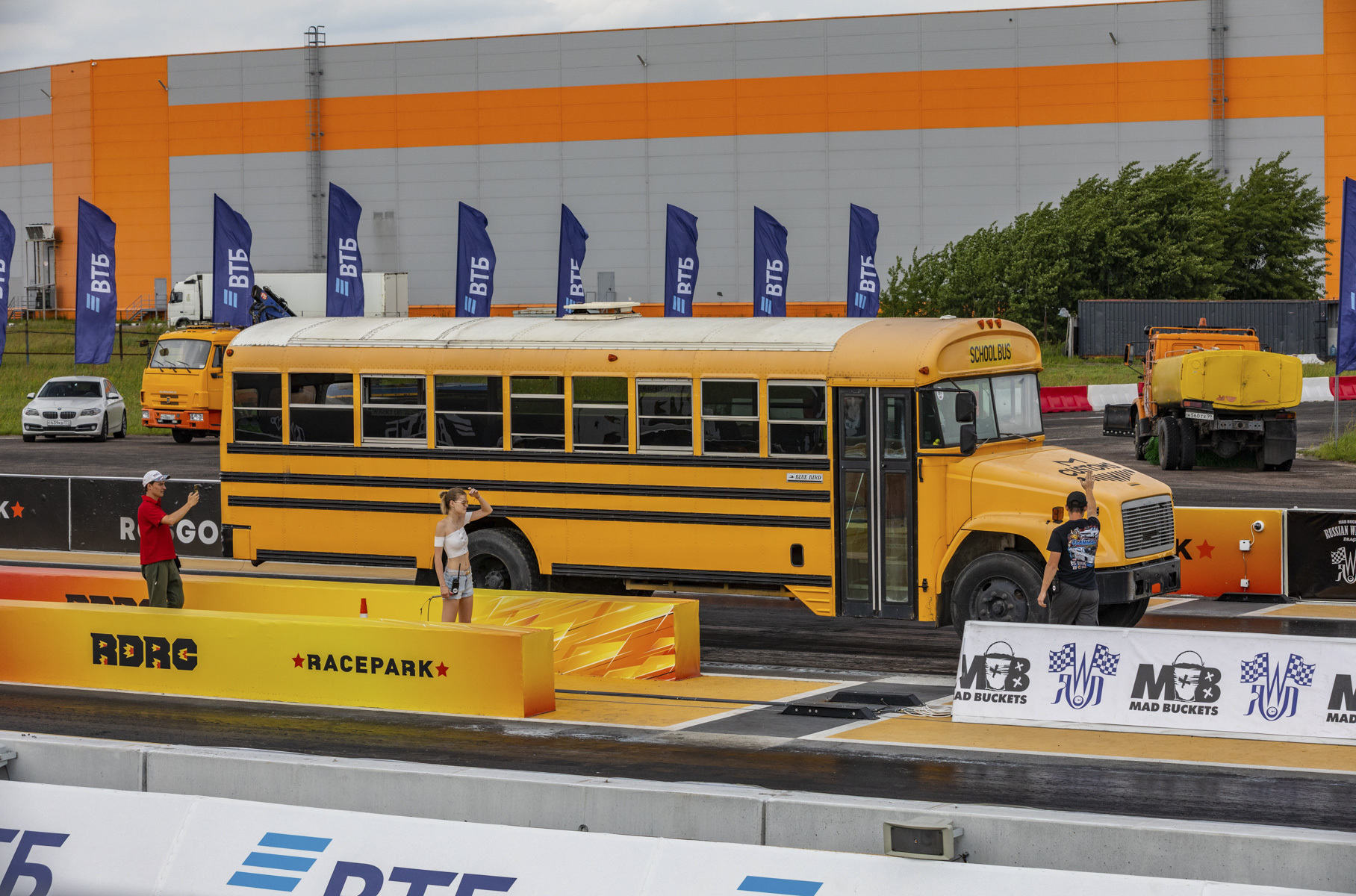 В заездах на 402 метра участвовал даже школьный автобус