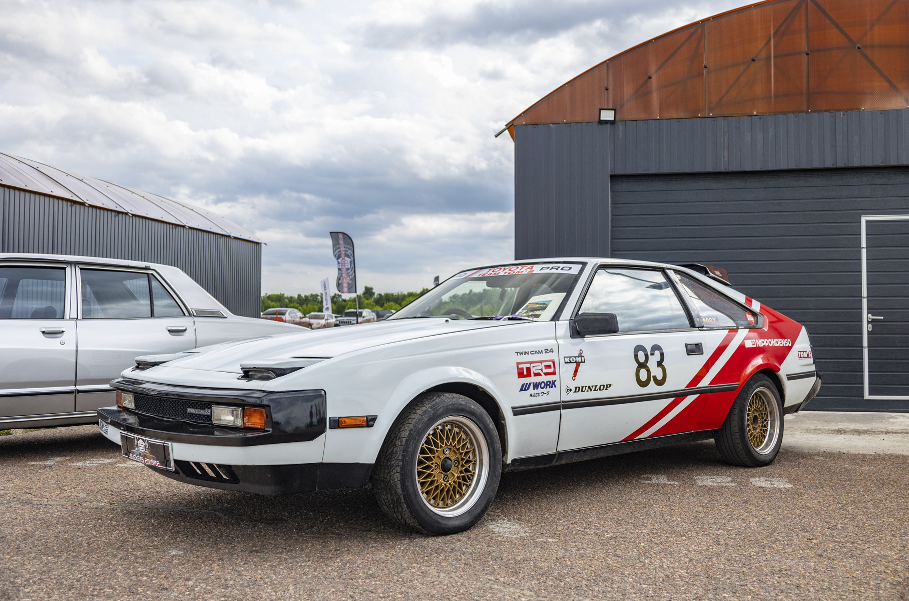 Пройти мимо этой «Селики» было просто невозможно — это же настоящая легенда! Toyota Celica XX известна как первое поколение модели Celica Supra, то есть предшественница собственно «Супры». Под капотом двигатель 1G-GEU мощностью 160 л.с. Привод — задний. На фото экземпляр 1983 года выпуска.