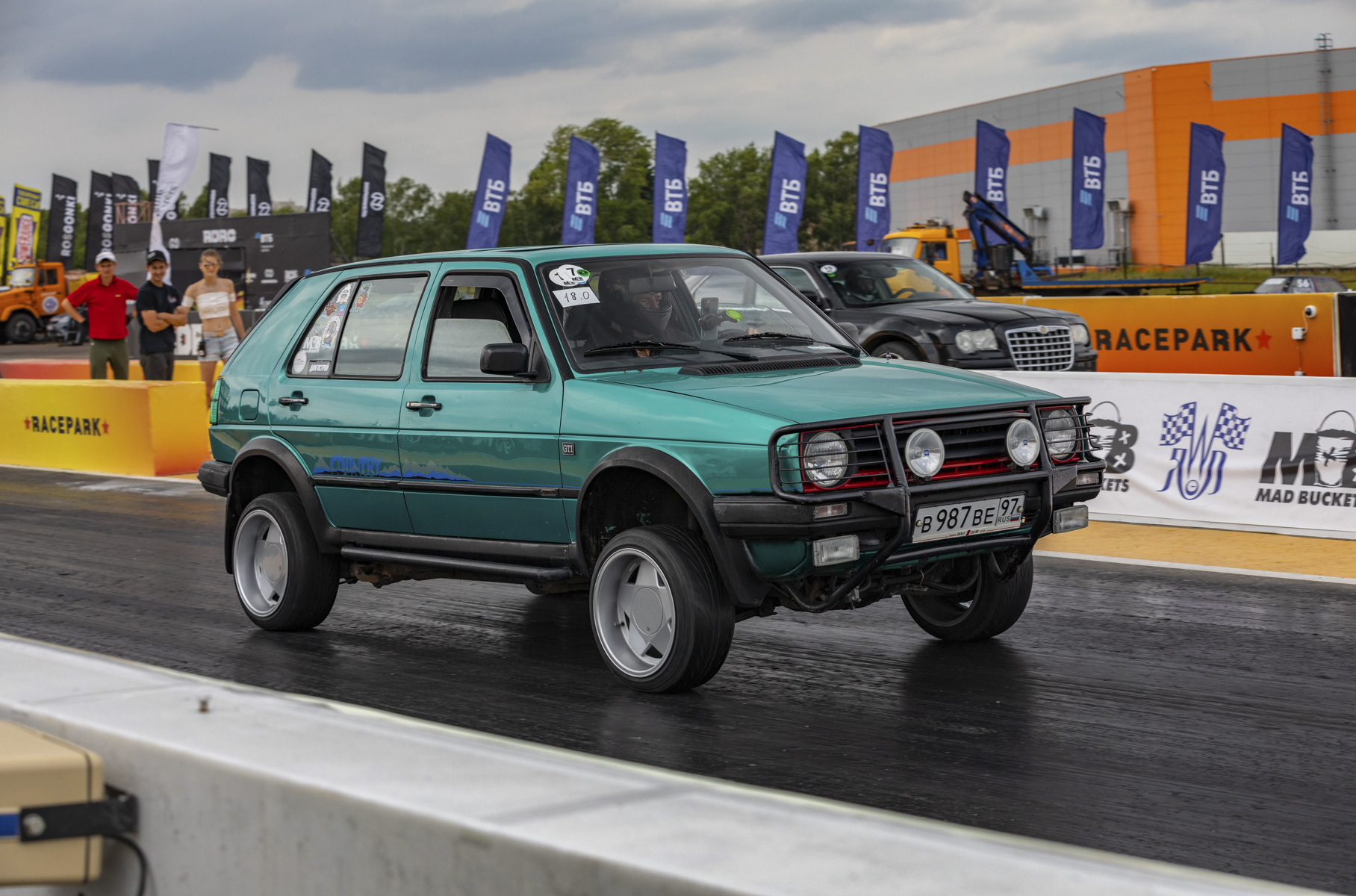 Среди них оказался единственный пилот на европейском автомобиле — Volkswagen Golf Country.