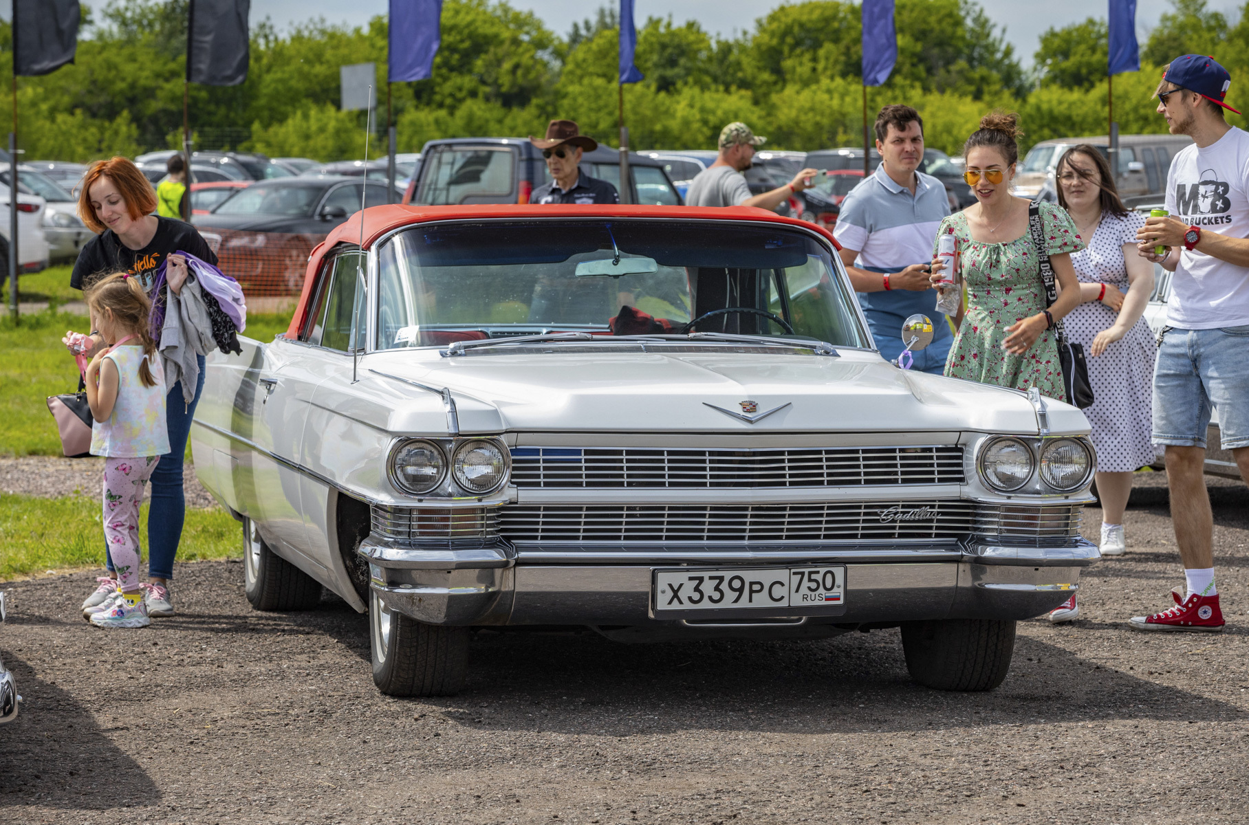 Russian Weekend Drags стал полноценным автомобильным фестивалем, где каждый мог найти себе занятие: смотреть заезды, фотографировать машины, общаться с единомышленниками, купить сувениры, послушать концерт и даже потанцевать