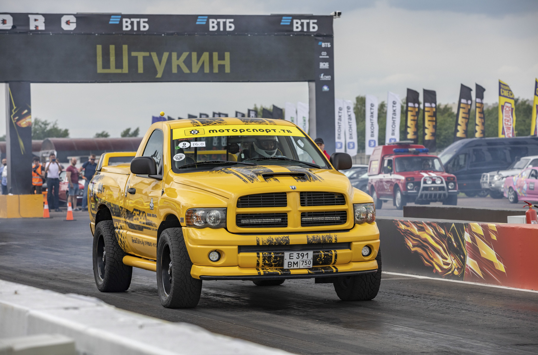 Уникальный Dodge Ram SRT10 в редкой модификации Rumble Bee.