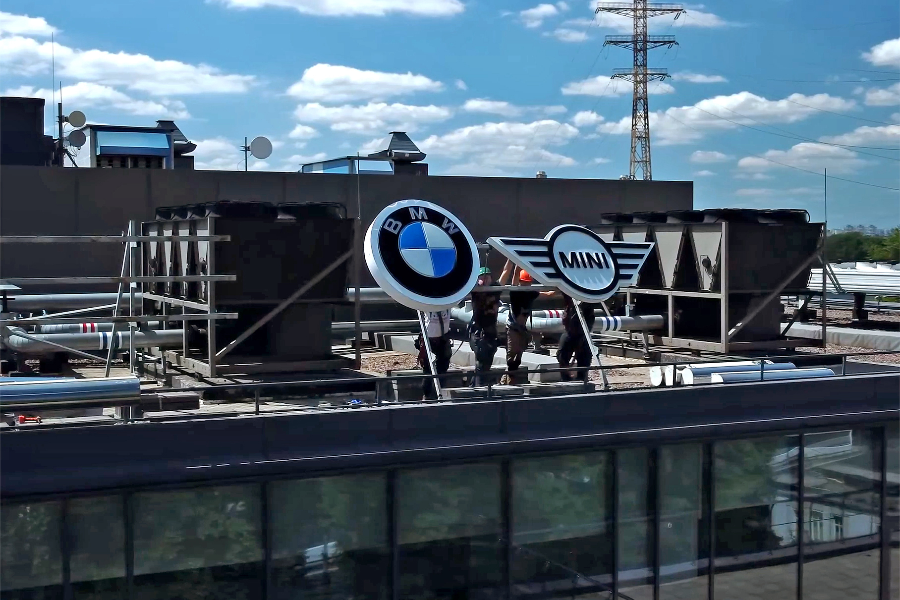 Со здания российского офиса BMW демонтировали вывеску, и вот почему