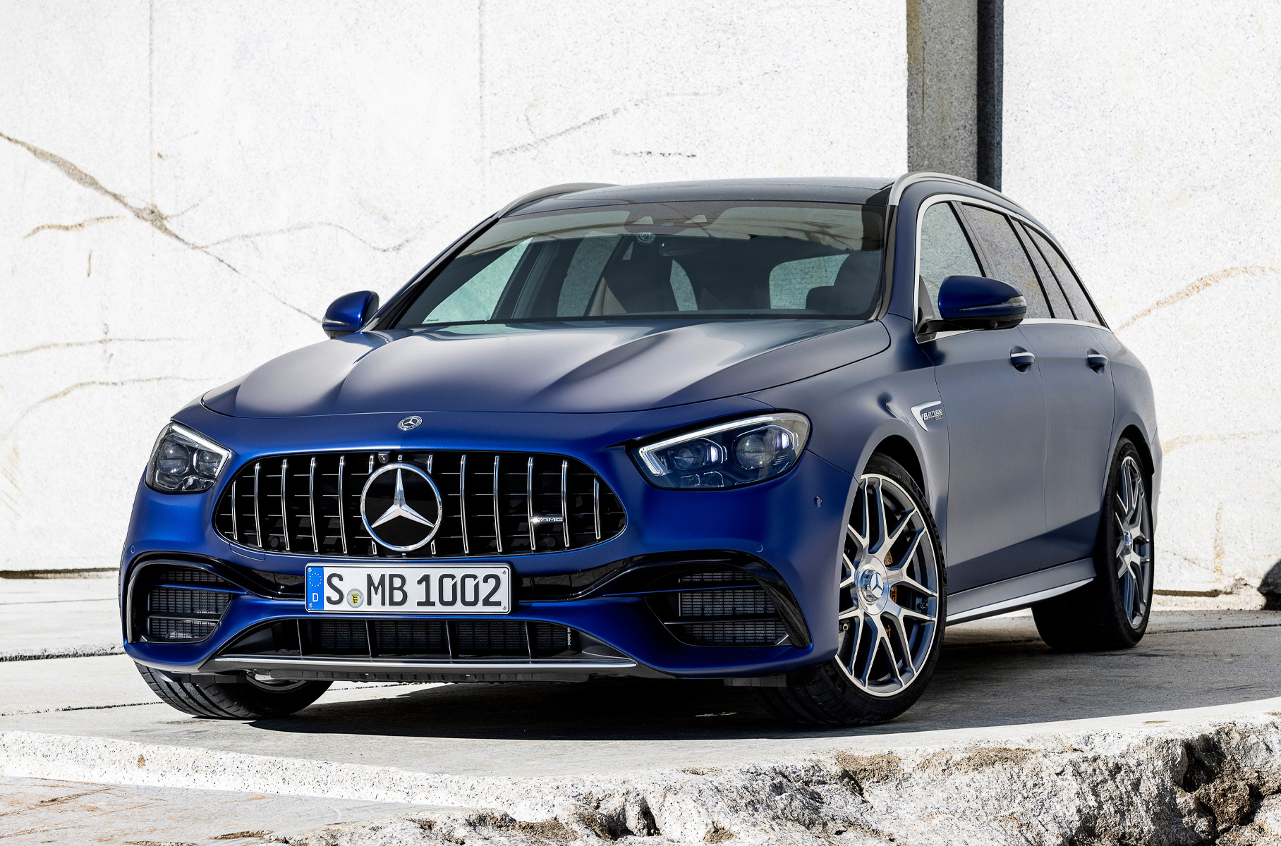 ### Mercedes-AMG E 63 S 4MATIC+ Estate Два года назад топ-версия [обновилась](https://motor.ru/news/amge63s-18-06-2020.htm) вслед за базовым семейством. Силовые агрегаты не изменились. Четырёхлитровый V8 развивает 571 лошадиную силу и 750 Нм на E 63 или 612 сил и 850 Нм — на E 63 S.
