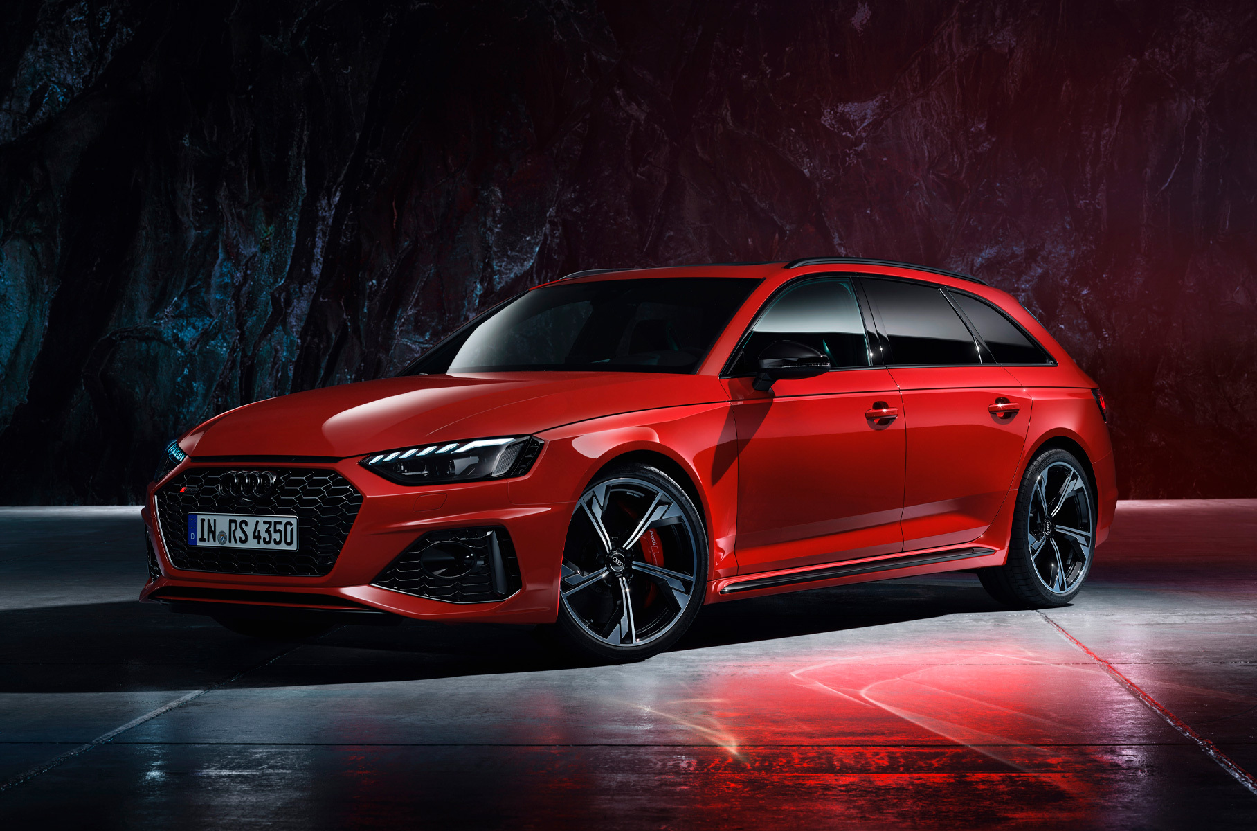 ### Audi RS 4 Avant Обновлённый универсал [дебютировал](https://motor.ru/news/audi-rs4-avant-facelift-02-10-2019.htm) в октябре 2019 года. 2,9-литровый V6 с парой нагнетателей выдаёт 450 лошадиных сил и 600 Нм и сочетается с восьмидиапазонным автоматом.