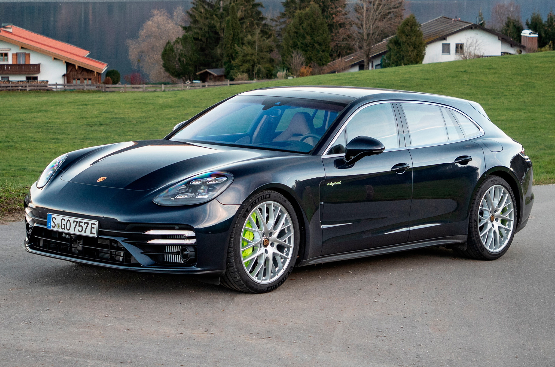 ### Porsche Panamera Turbo S E-Hybrid Sport Turismo Модель [обновилась](https://motor.ru/news/panamera-facelift-rus-24-10-2020.htm) пару лет назад. Несмотря на общую мощность в 700 лошадиных сил, гибридное исполнение уступает в динамике 630-сильной бензиновой версии Turbo S.