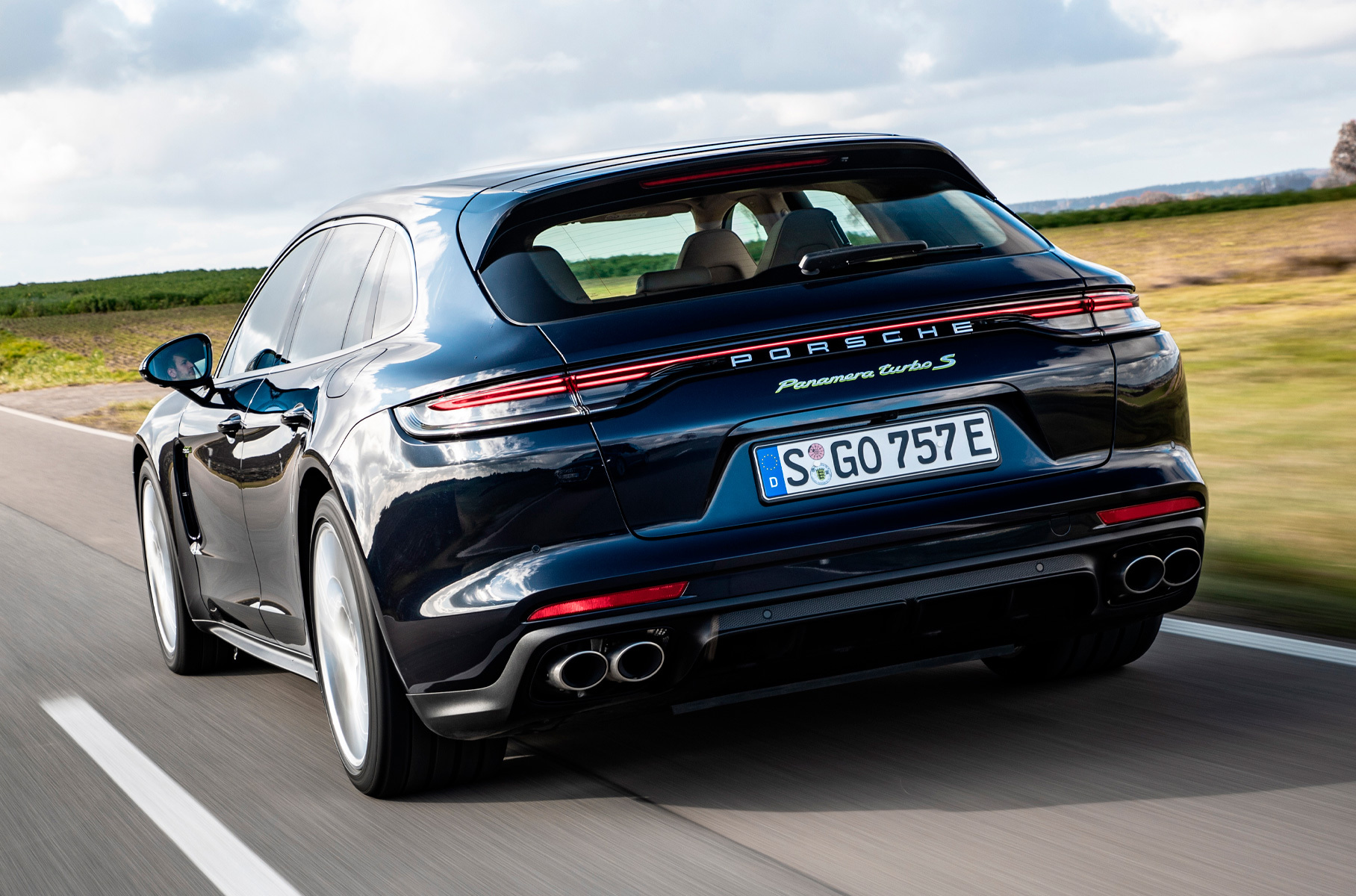 Двигатель внутреннего сгорания в модификации Turbo S E-Hybrid развивает 571 лошадиную силу.