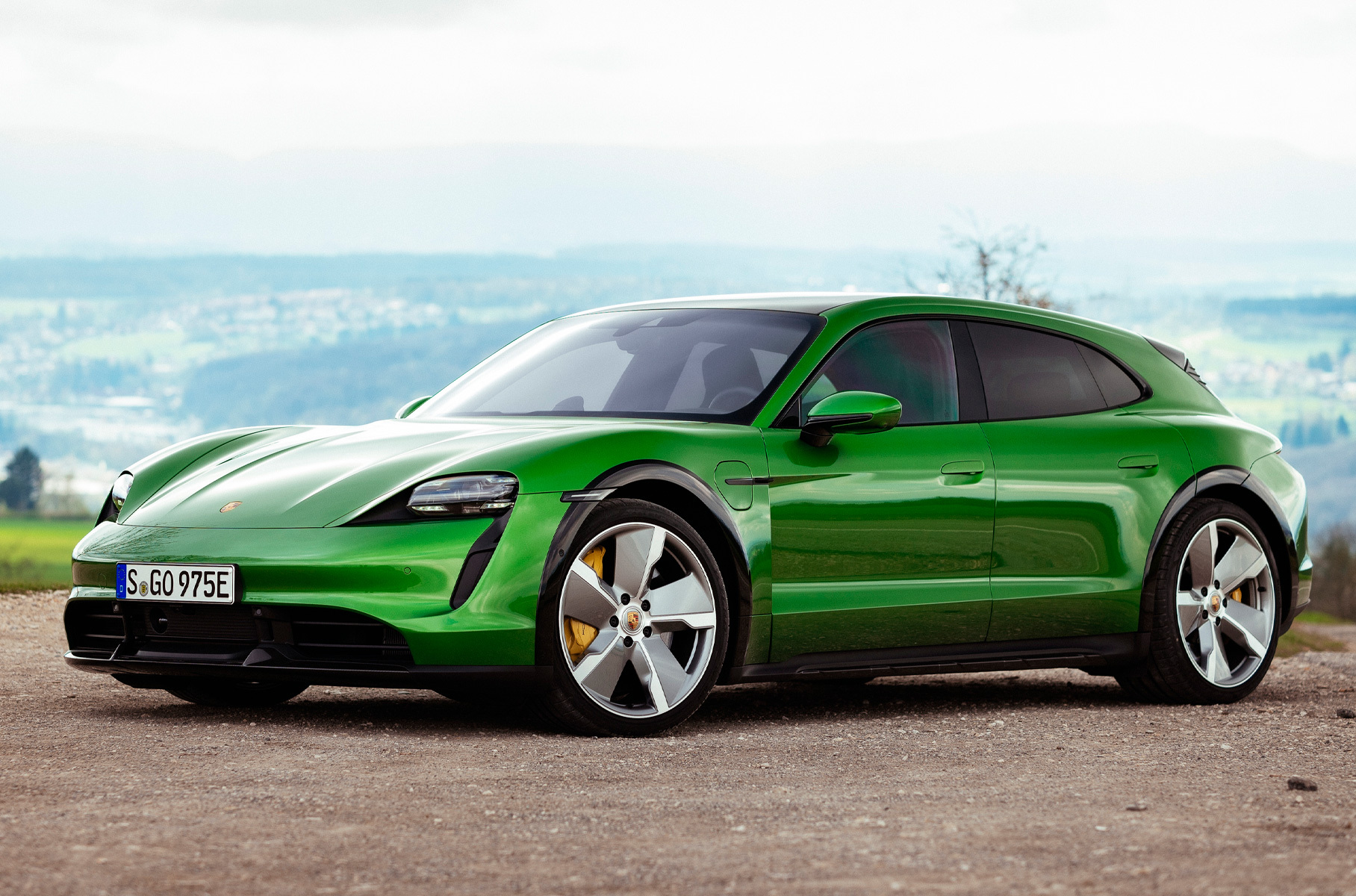 ### Porsche Taycan Cross Turismo и Sport Turismo «Приподнятый» электромобиль Taycan Cross Turismo [дебютировал](https://motor.ru/lab/taycanwagon.htm) в 2021 году. Стандартное оснащение — трёхкамерная пневмоподвеска, адаптивные амортизаторы и возможность увеличения клиренса при проезде неровностей. В режиме «Гравий» клиренс вырастает на 30 миллиметров, а работа мехатроники меняется.