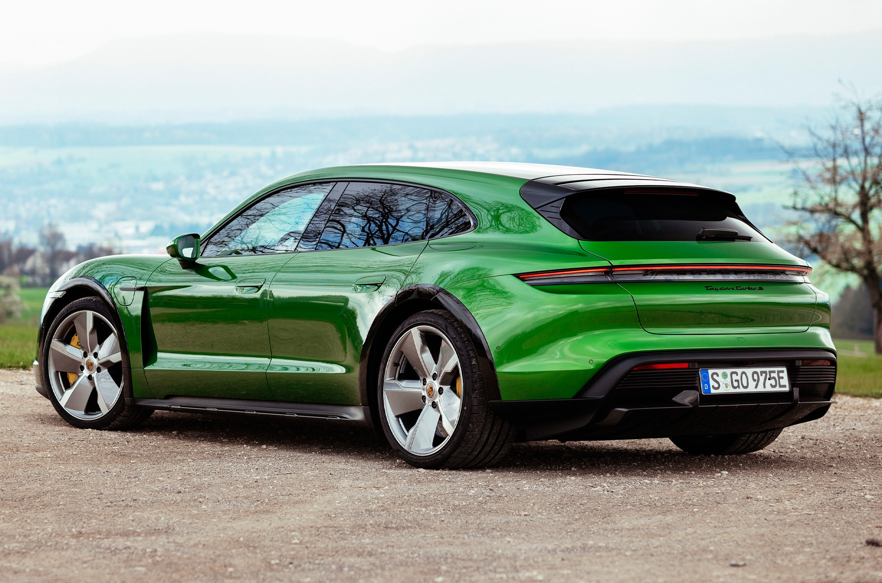 Taycan Sport Turismo [представили](https://motor.ru/news/taycan-gts-17-11-2021.htm) в прошлом ноябре. У него заниженная подвеска, а внедорожного обвеса нет: это намекает на «спортивный» характер.