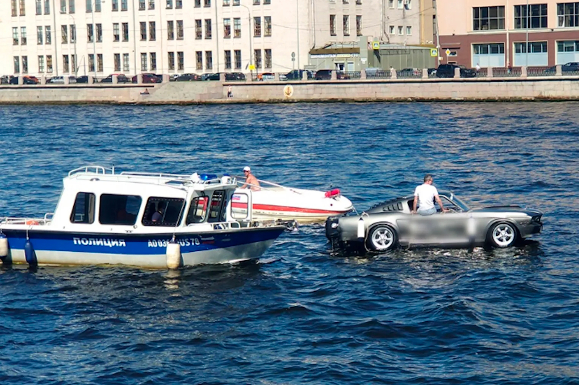 Водоплавающий Ford Mustang проплыл по Неве — Motor