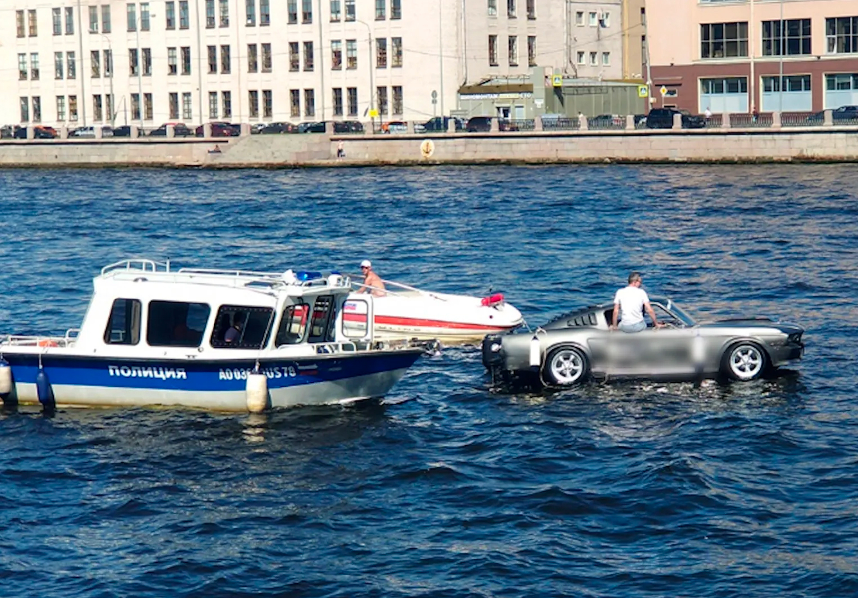 Водоплавающий Ford Mustang проплыл по Неве — Motor