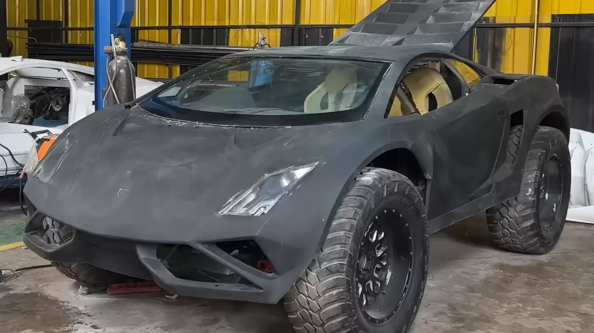 Toyota Hilux перевоплотился во внедорожный Lamborghini Gallardo — Motor