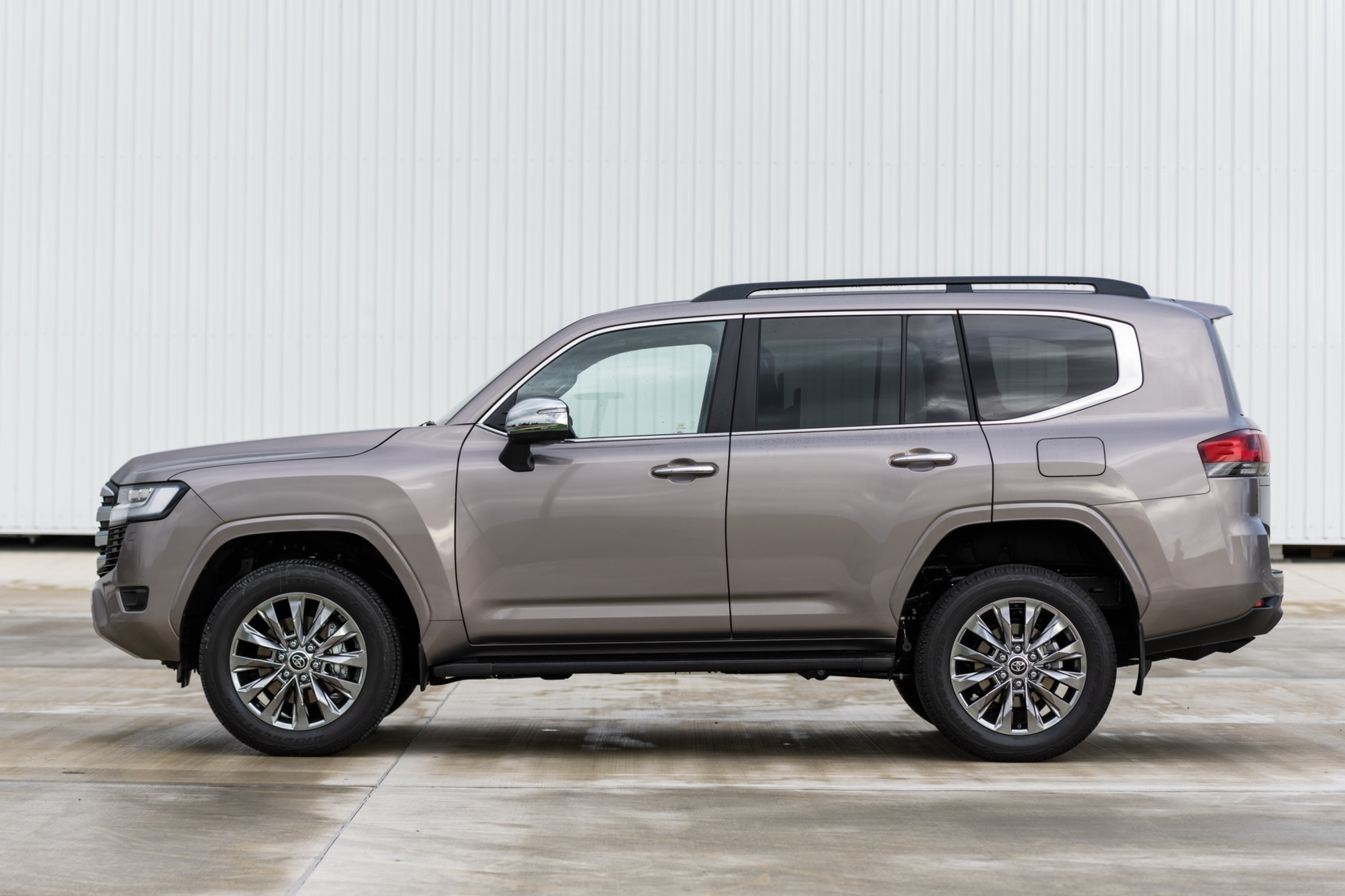 На новом рынке Toyota Land Cruiser 300 придется ждать год — Motor