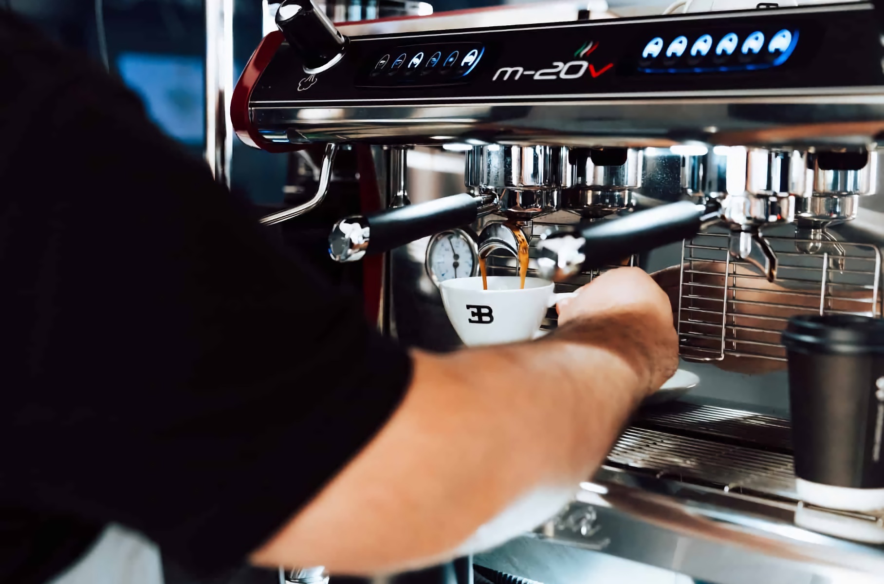 Bugatti начала продавать чашку кофе за 3500 рублей