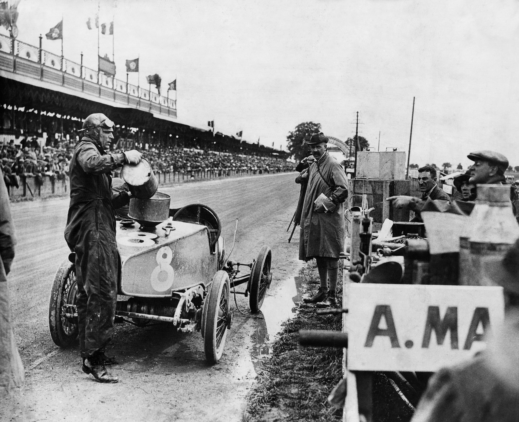 Чемпион Формулы-1 испытал 100-летний Aston Martin на гоночной трассе