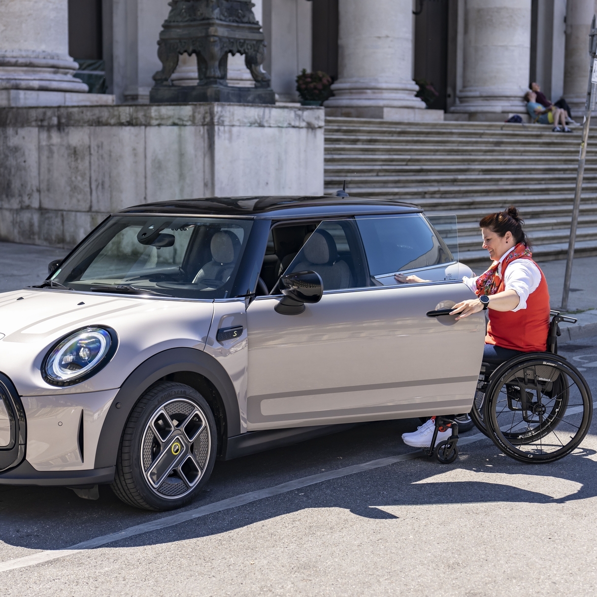 MINI адаптировала электромобиль Cooper SE для колясочников — Motor