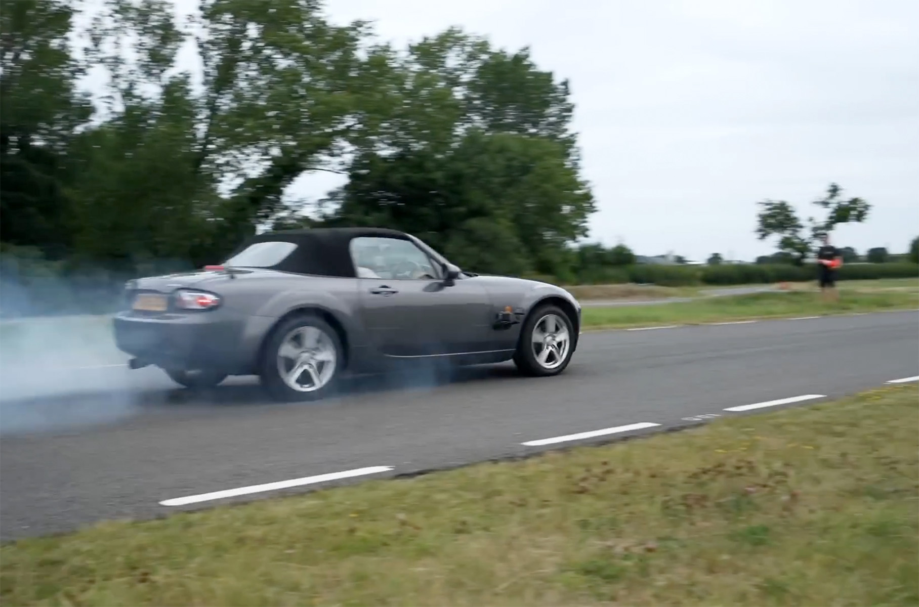 Видео: сможет ли автогонщик справиться с торможением лучше ABS