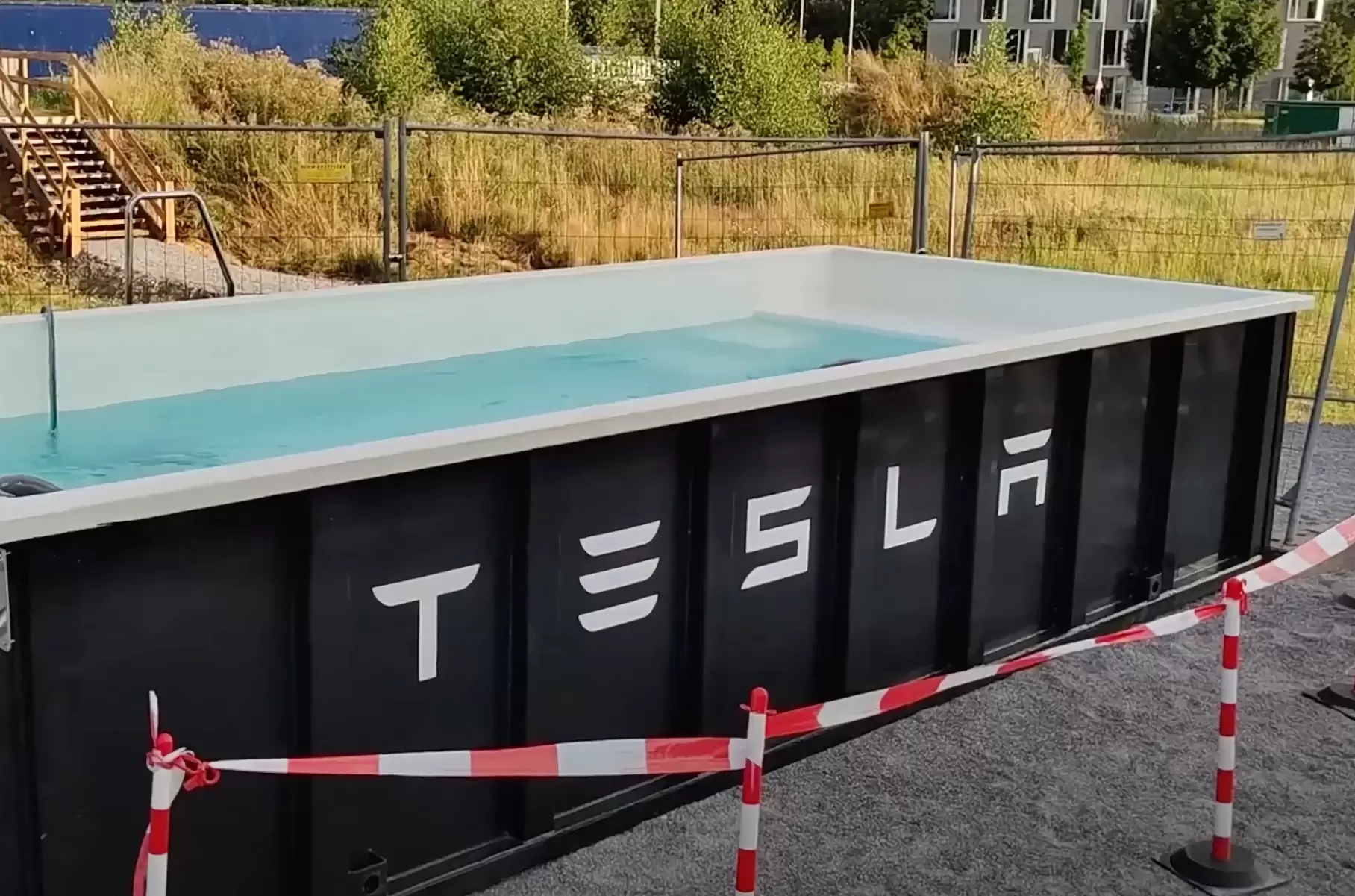 Tesla предложила дожидаться зарядки электрокаров в контейнере с водой —  Motor