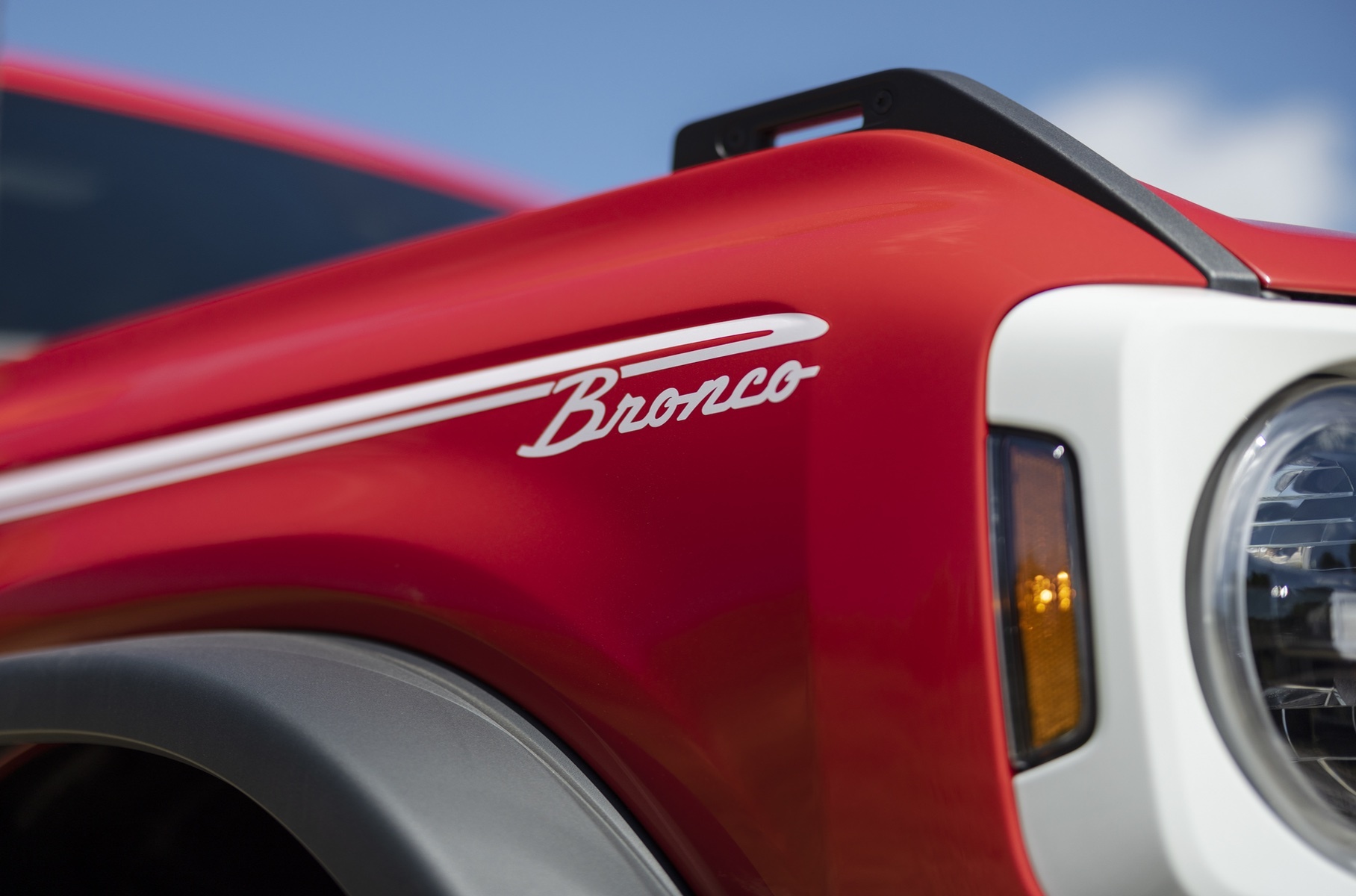 Ford Bronco обзавелся ретроверсиями в стиле 60-х