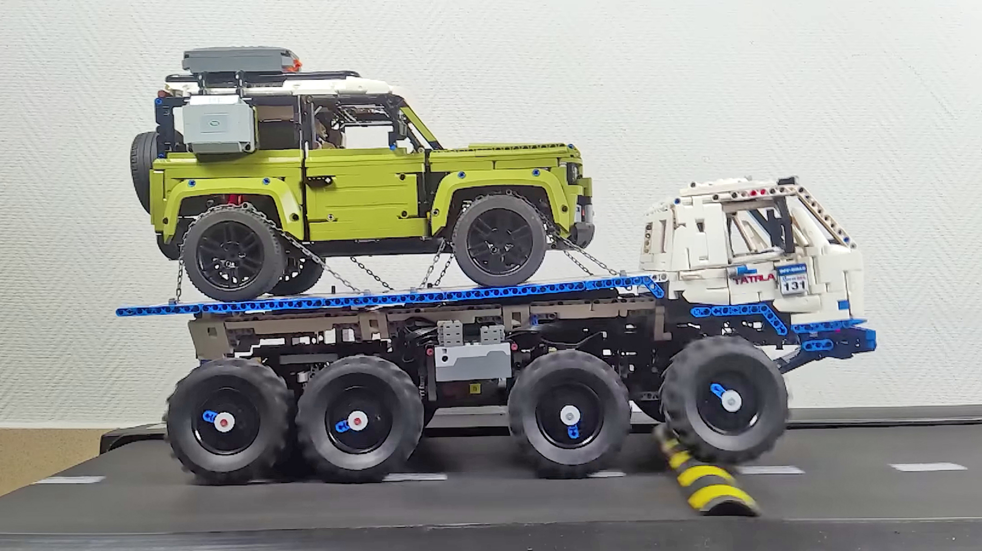 Видео: игрушечный эвакуатор с Land Rover Defender испытали на беговой  дорожке — Motor