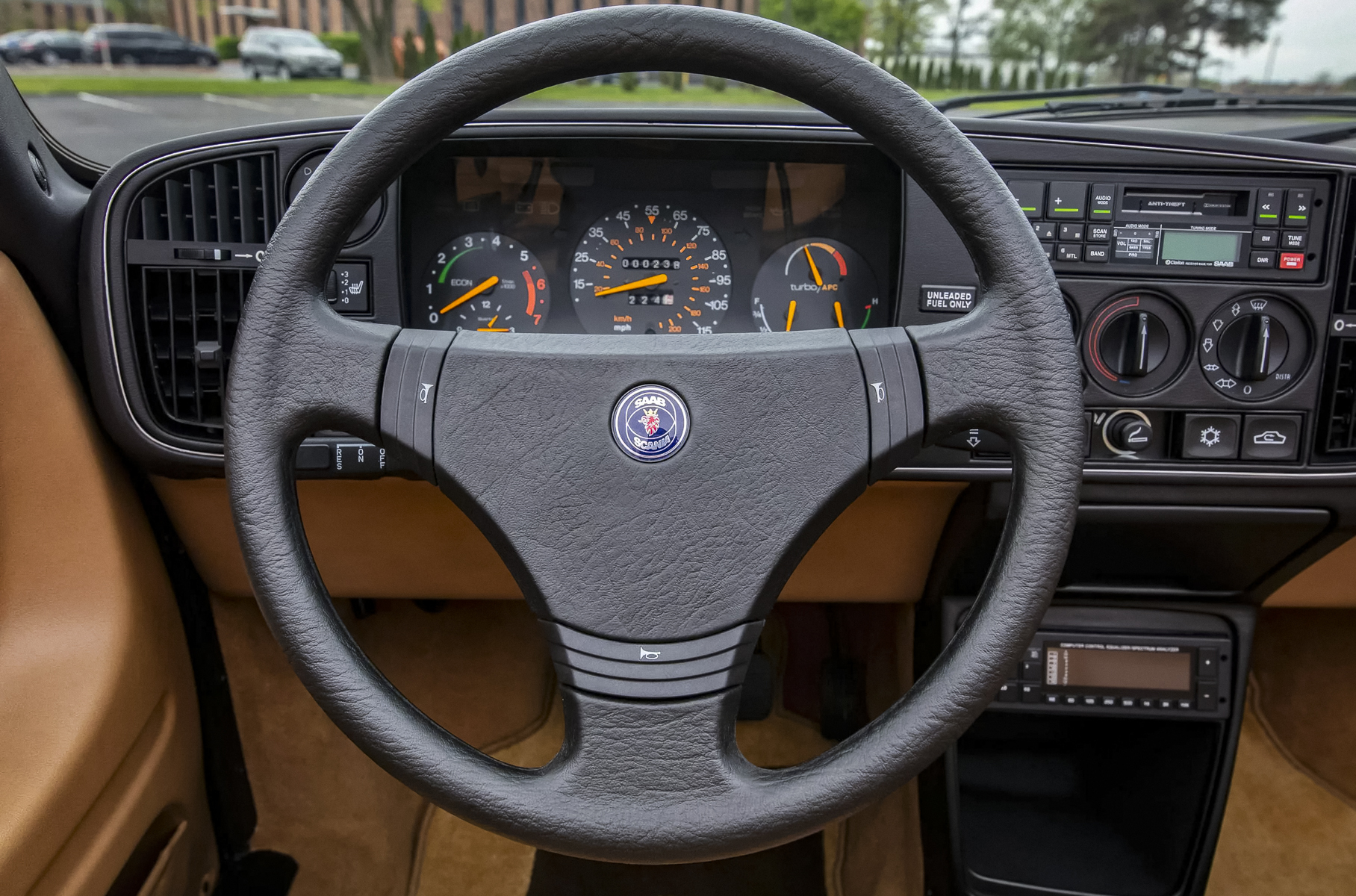 35-летний Saab продали по цене нового Toyota Land Cruiser