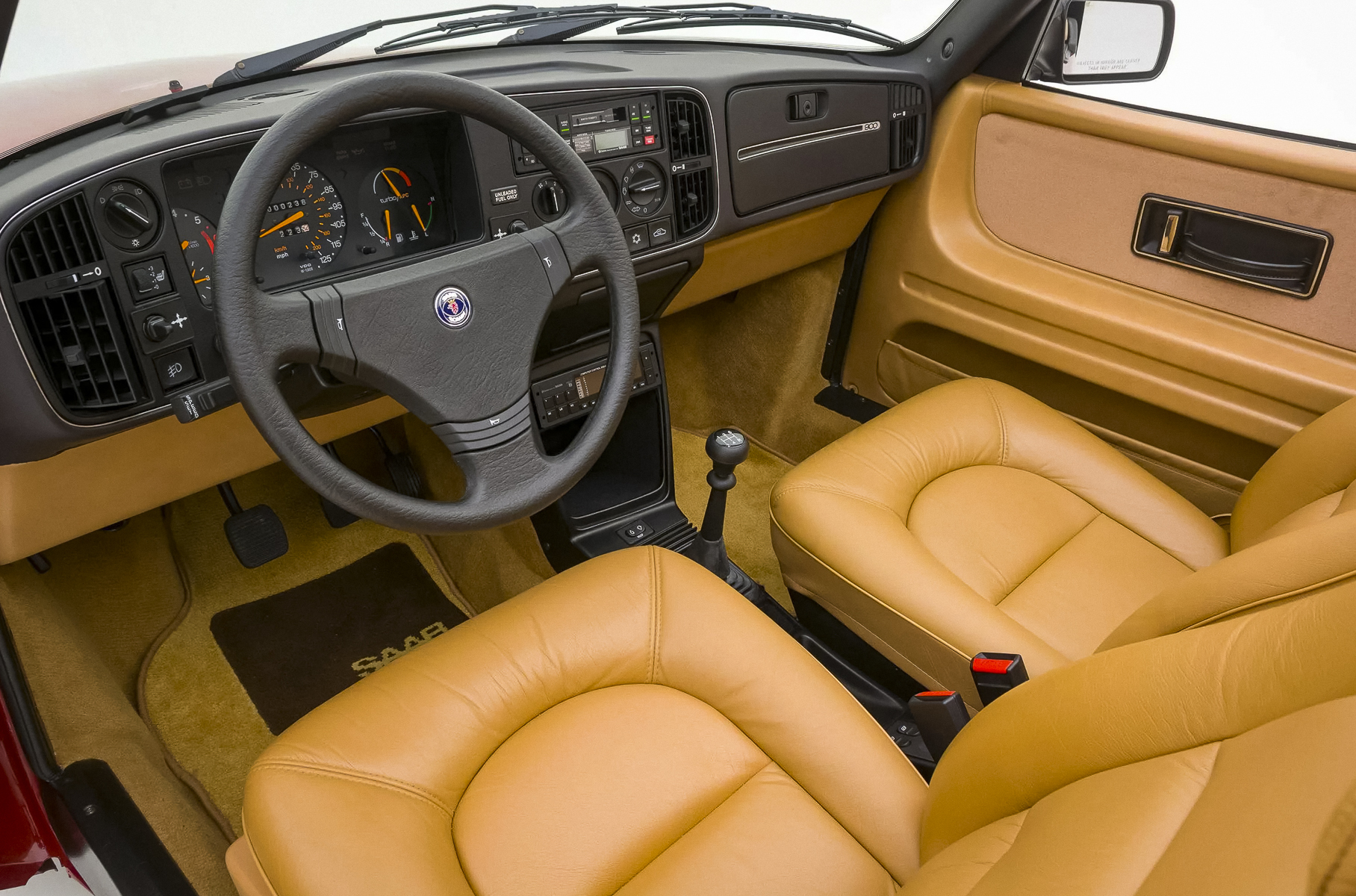 35-летний Saab продали по цене нового Toyota Land Cruiser