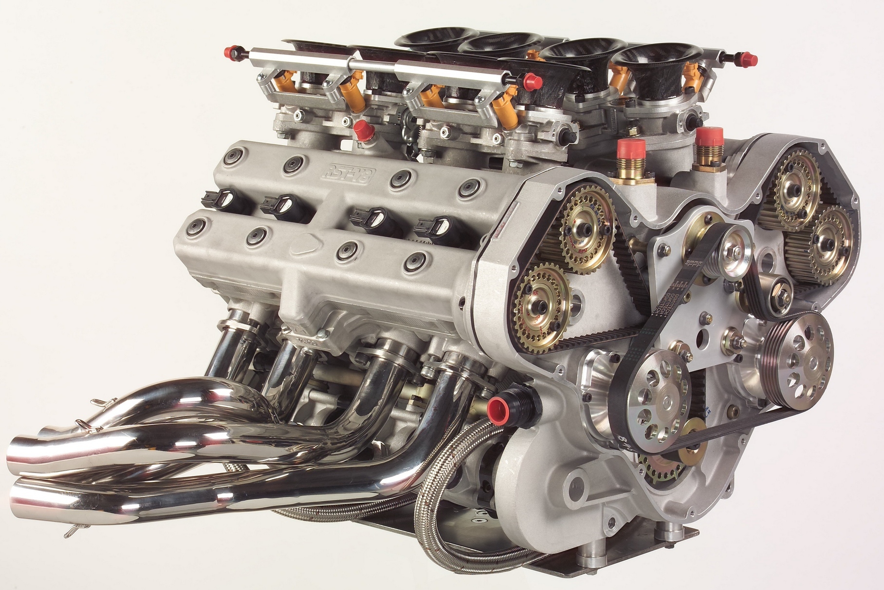 Двигатель RST V8 конструкции Рассела Сейвори. Обратите внимание на уширение по центру головки: на исходном моторе Yamaha там расположена цепь привода ГРМ, но здесь вместо неё использован ремень.