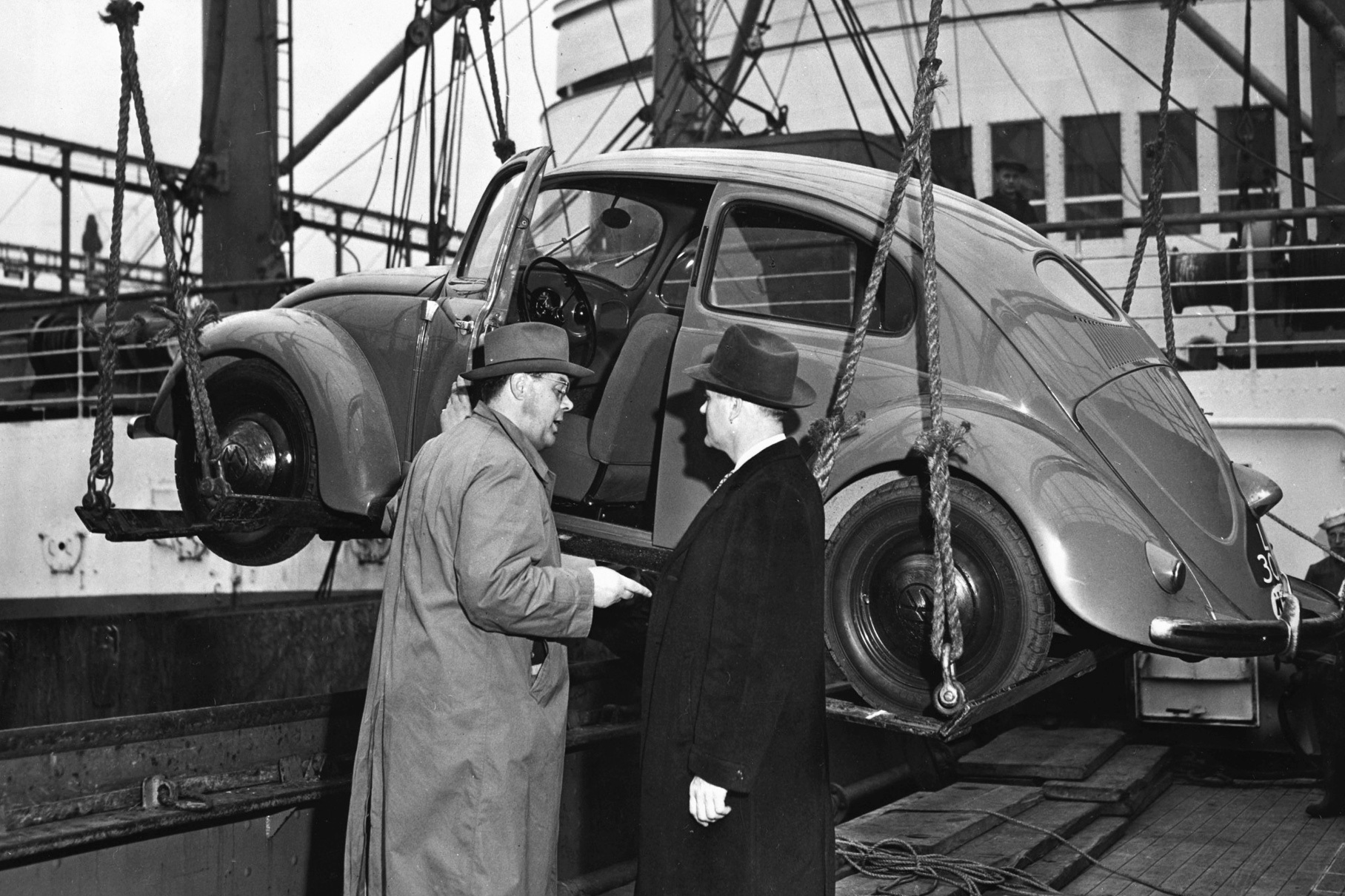Выгрузка Volkswagen Beetle из корабля в США
