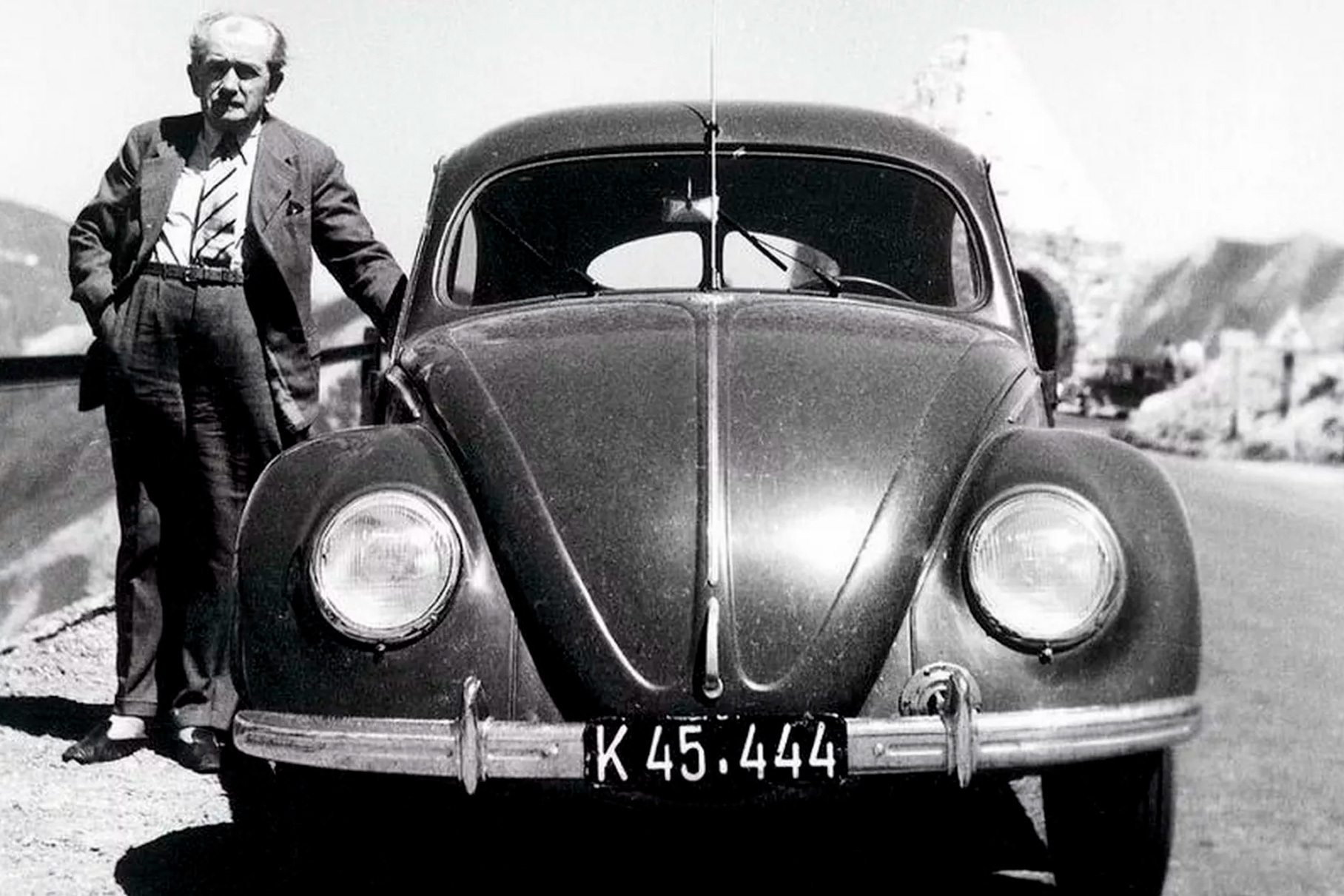 Конструктор Beetle Фердинанд Порше использовал агрегаты Volkswagen для своих первых моделей. Семейные связи при этом пронизывали обе компании