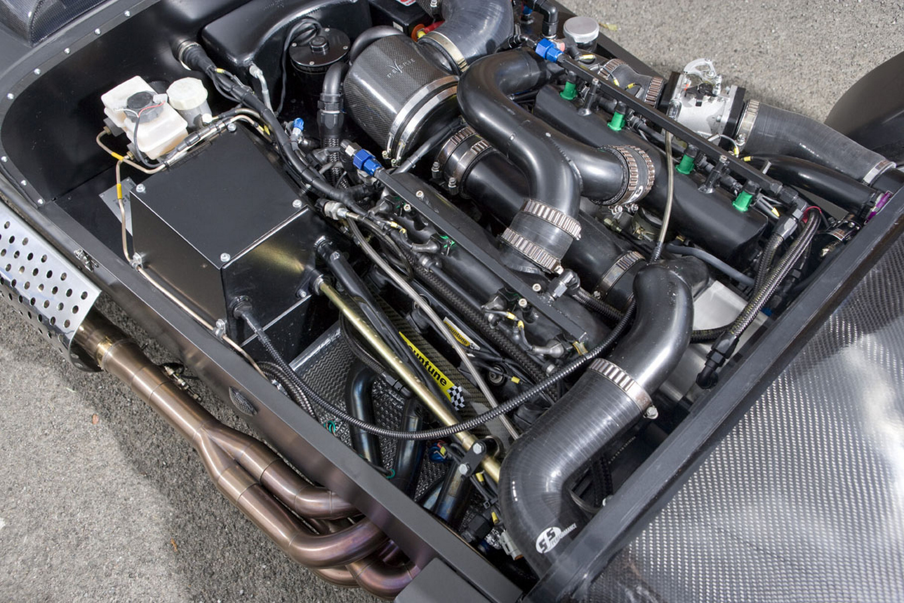 Двигатель RST V8 с компрессором Rotrex под капотом Caterham Levante