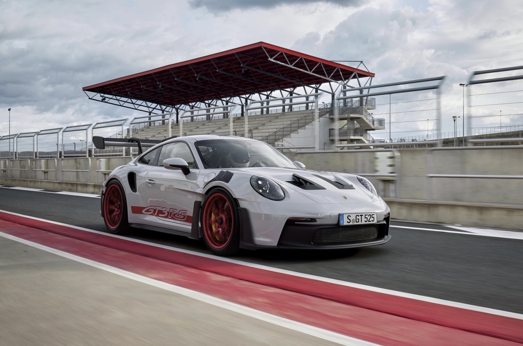 Новый Porsche 911 GT3 RS: 525 сил и активная аэродинамика