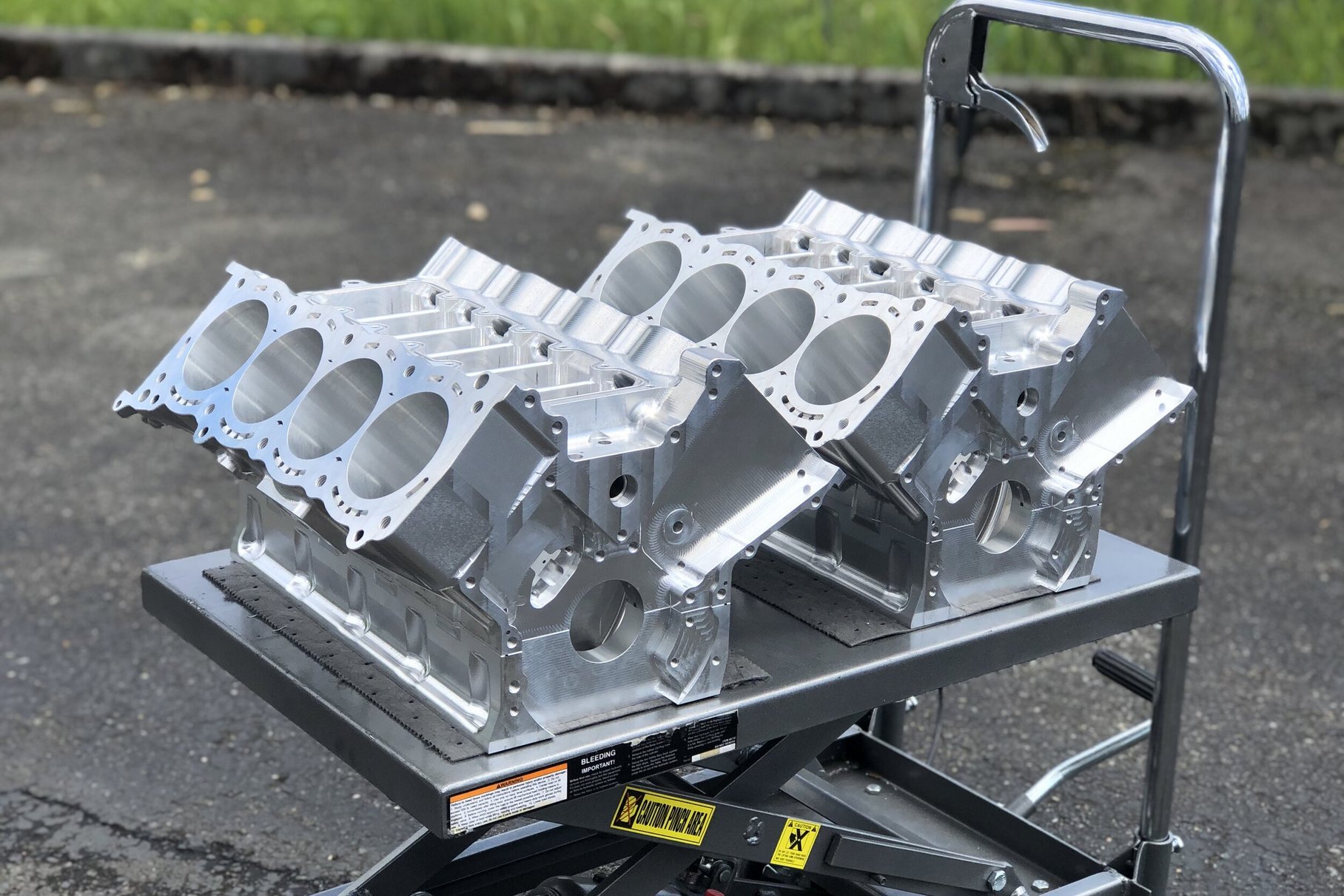 Блоки двигателя Bolt V8, выточенные из цельной заготовки на фирме JFC Racing