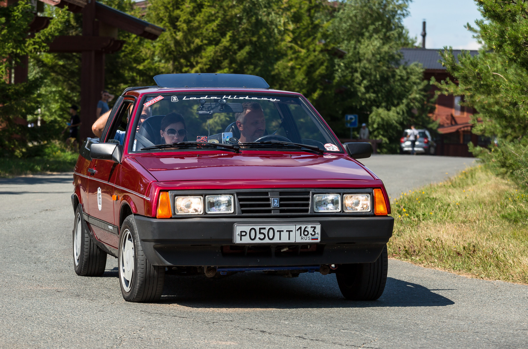 Реэкспортная Lada Samara Fun с кузовом ландо на базе «восьмёрки» 1991 года выпуска. Из особенностей — кожаный салон и четырёхфарная немецкая оптика.