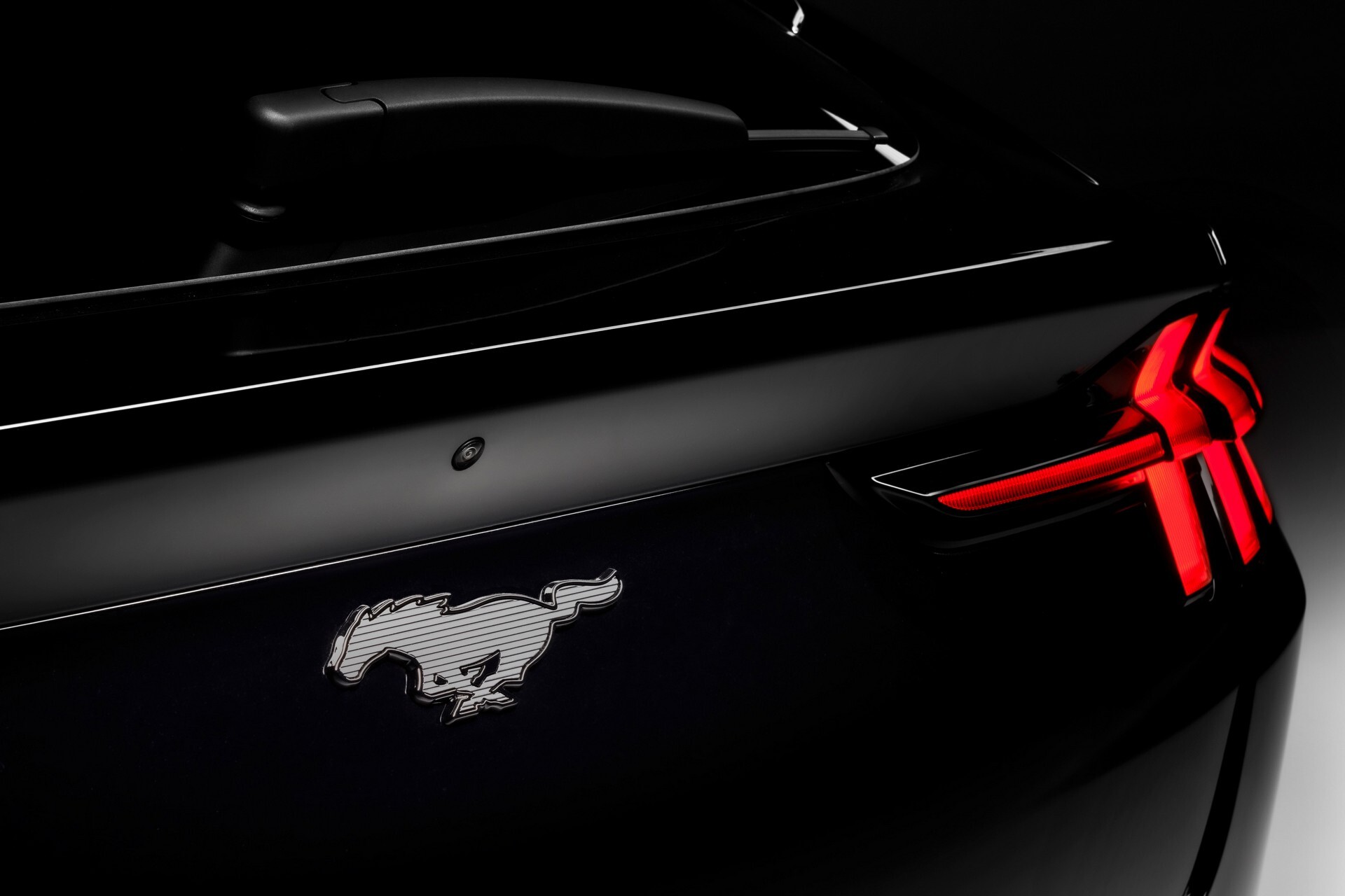 Ford сделал «чёрные» версии Mustang и Mustang Mach-E