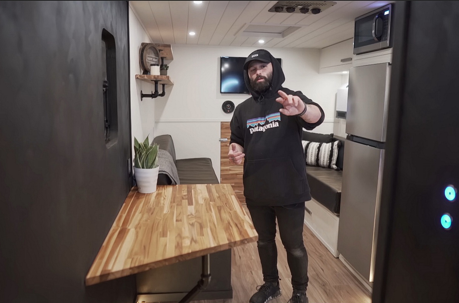 Скрин видео, YouTube-канал Epic Skoolies