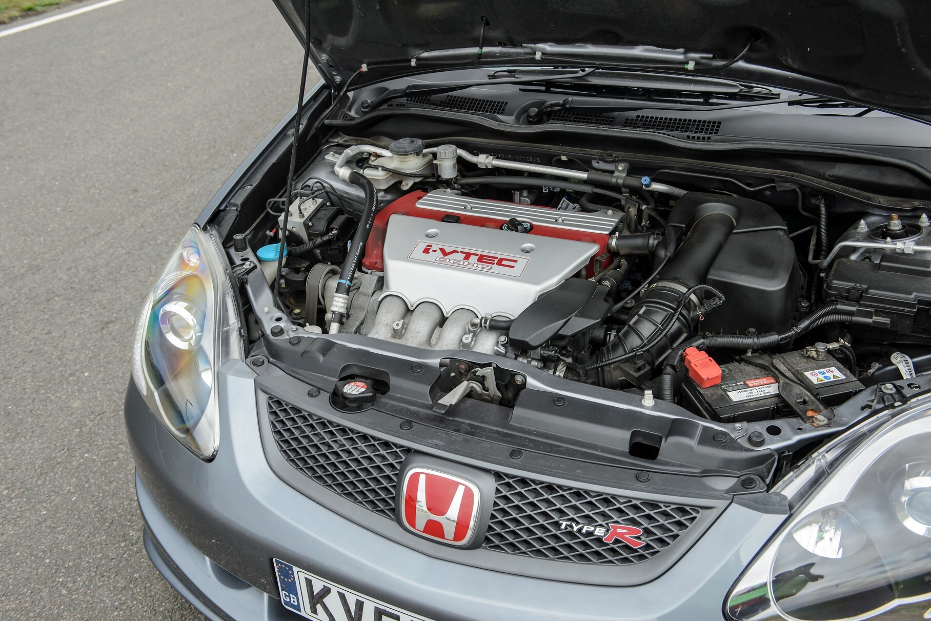 Двигатели Honda K-серии выпускаются с 2001 года и по сей день. Сверхудачное семейство включает как чисто «гражданские» моторы, так и спортивные версии с высочайшим уровнем форсировки. Все они имеют 16-клапанную головку и систему изменения фаз газораспределения i-VTEC, но отличаются массой важных нюансов.