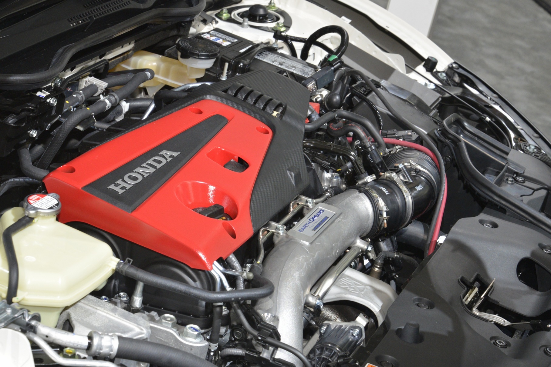 Двухлитровый турбомотор Honda K20C1 развивает от 310 до 330 лошадиных сил в зависимости от исполнения. Самую мощную версию получил [новый Civic Type-R](https://motor.ru/news/newtyper-21-07-2022.htm), премьера которого состоялась в минувшем июле.