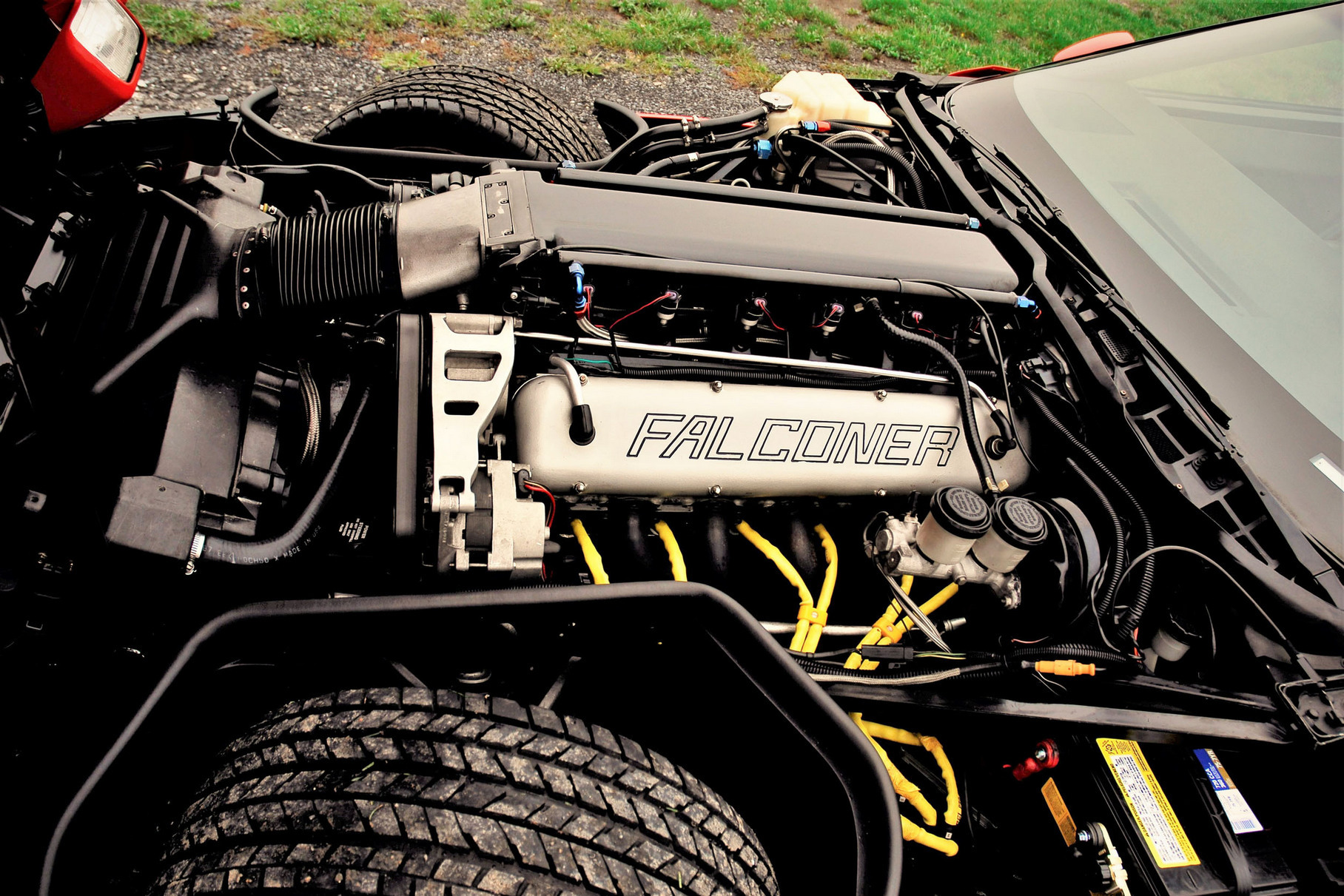 Двигатель V12 объёмом 9,8 литра развивал свыше 600 лошадиных сил. Для сравнения, в то время обычный серийный Corvette C4 имел всего 250 лошадиных сил, а топ-версия ZR-1 с 32-клапанным мотором LT5 выдавала 375–405 сил (в зависимости от года выпуска)