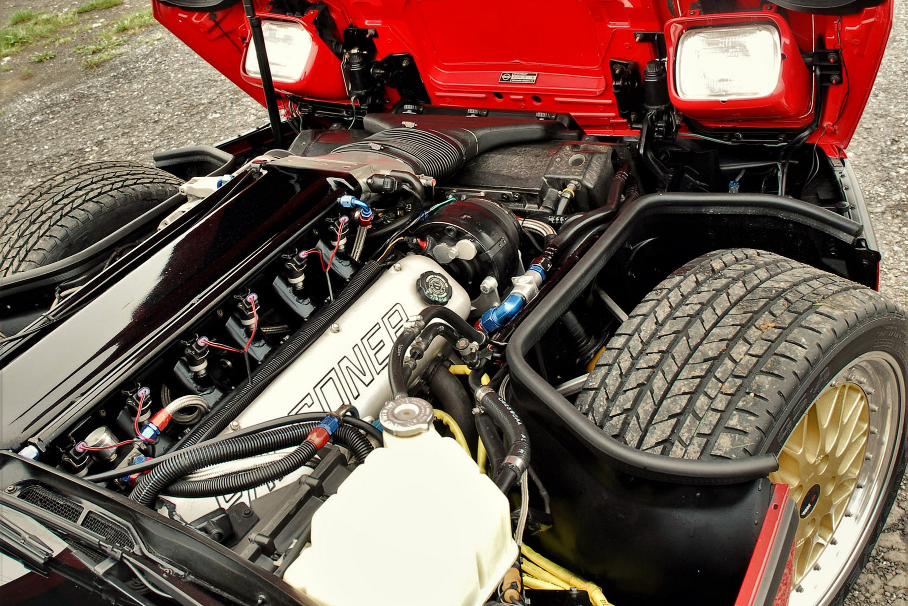 В начале 90-х двигатель V12 от Райана Фальконера стоил около 45 тысяч долларов. Для сравнения, флагманский Corvette ZR-1 целиком можно было купить примерно за 60 тысяч.