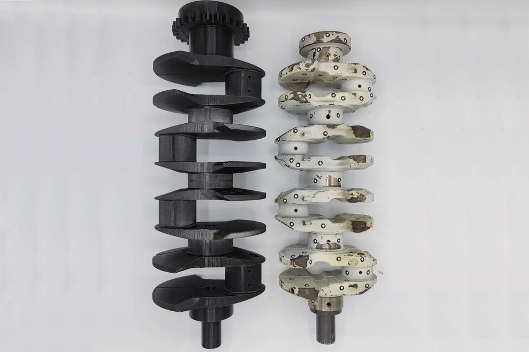 Макетный коленвал для двигателя V8 (слева) и оригинальная деталь от хондовской «четвёрки», покрытая составом для 3D-сканирования