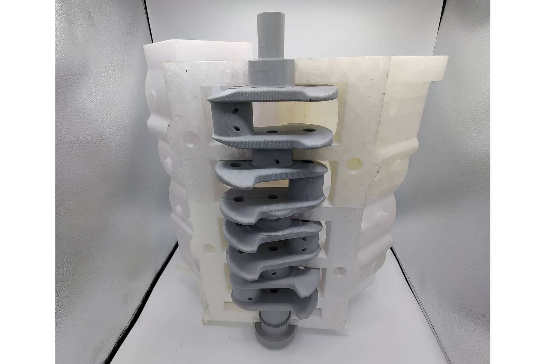 Макетная сборка: пластиковый коленвал установлен в пластиковый блок цилиндров