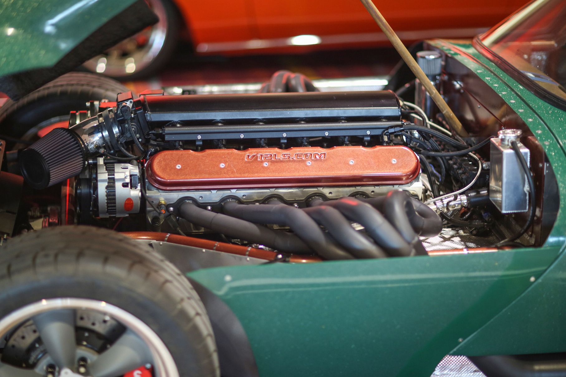 Спорткар Cheetah в шестидесятые годы оснащался моторами V8 от Chevrolet Corvette, здесь же разместился их дальний родственник с 12 цилиндрами