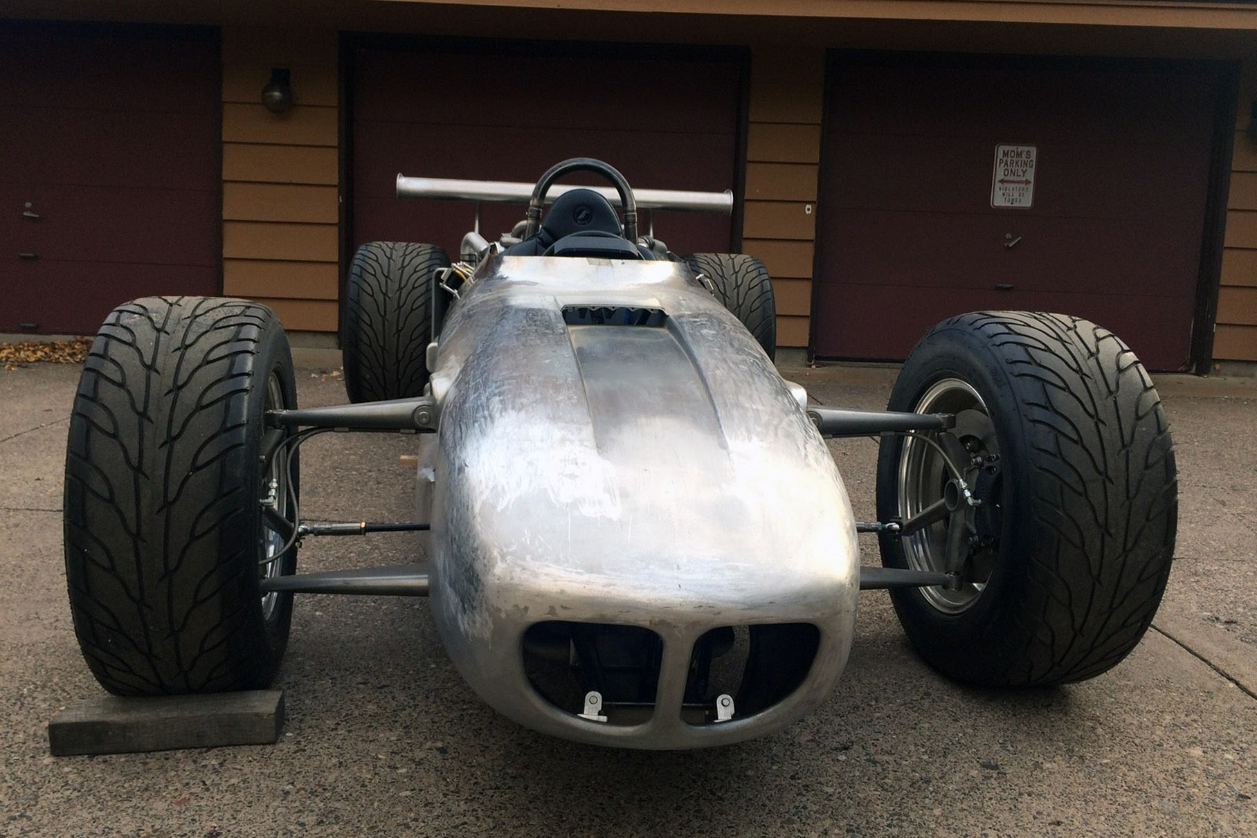 Вот такую «сигару» в духе старых болидов Indycar построил у себя в гараже американец Дон Грофф. И мотор V12 для неё тоже построил сам, из пары «шестёрок» Toyota